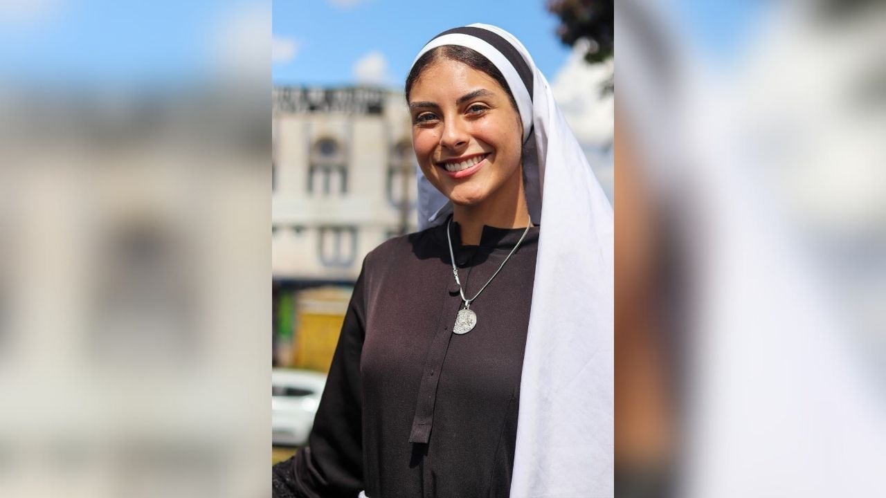La monja Eva, de 21 años, fue modelo y hoy es viral por su fe y belleza. Rechaza propuestas amorosas y se dedica al trabajo social.
