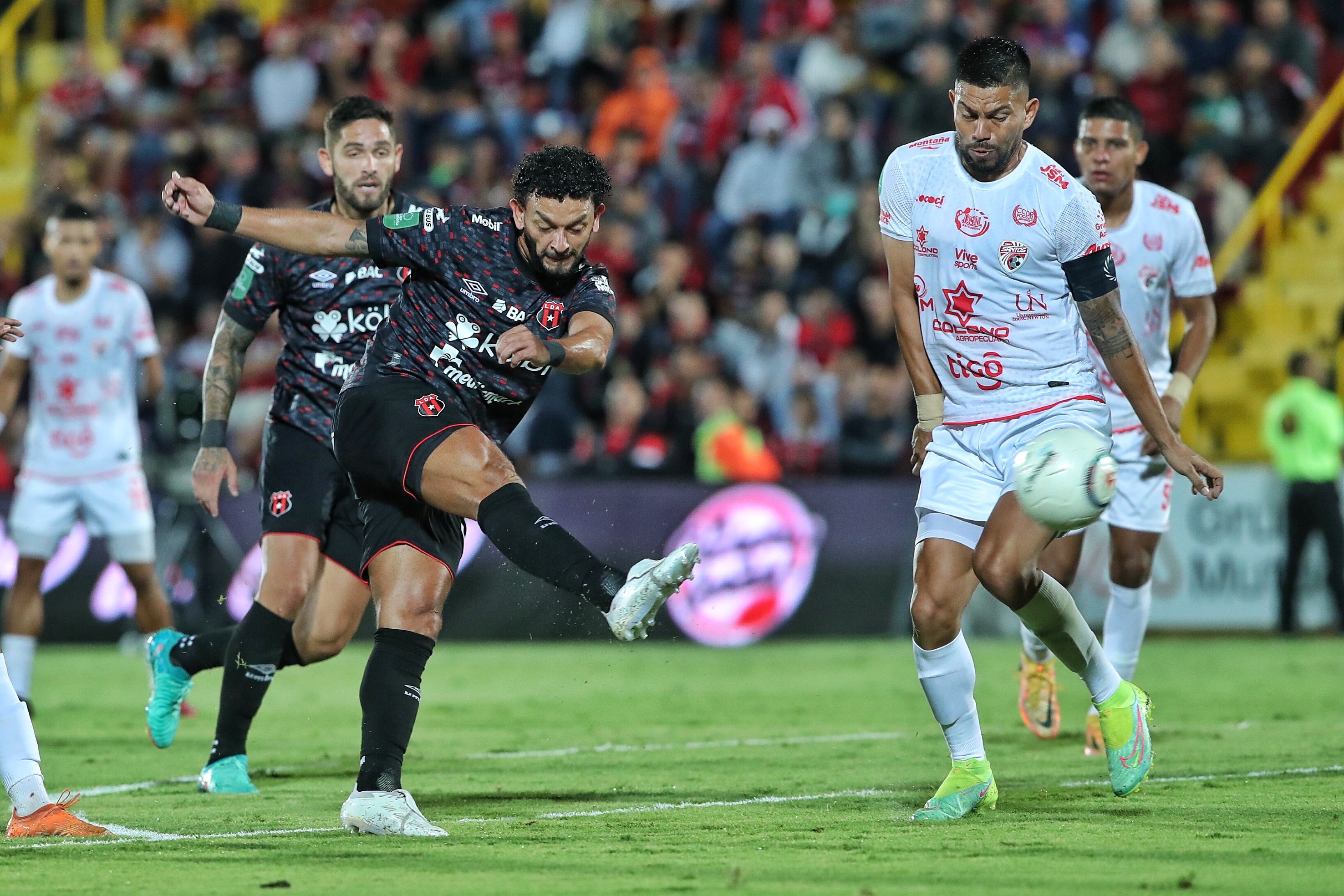01/03/2024/ Juego entre Liga Deportiva Alajuelense vs Santos Guapiles por la fecha  10 del torneo Clausura 2024 de la Liga Promerica en el estadio Alejandro Morera Soto / Foto John Durán