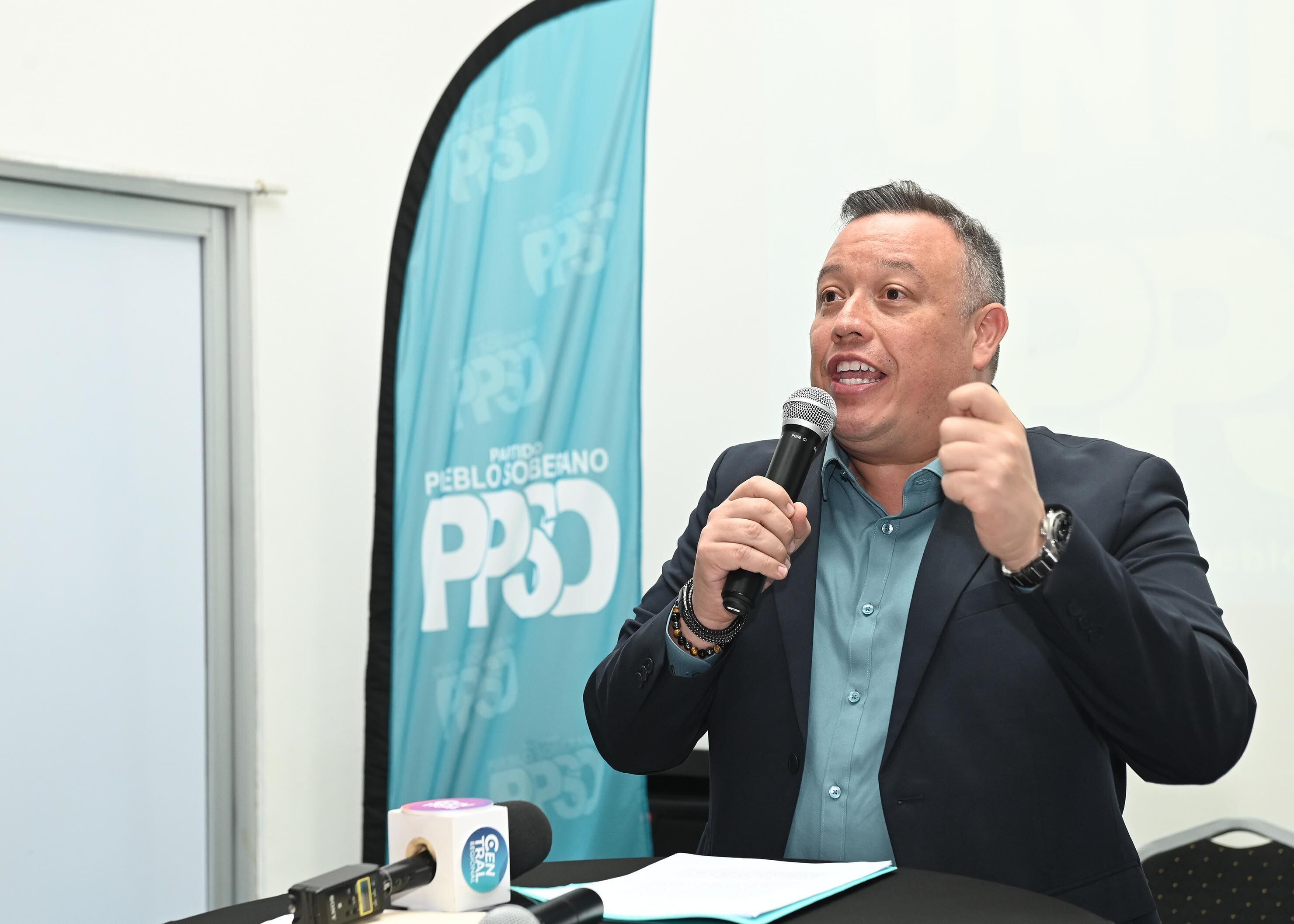 01 de junio del 2025. Auditorio del Grupo Moreno en Pavas. 11:00 hrs. Dirigentes y delegados del Partido Pueblo Soberano eligieron al exministro Francisco Gamboa como secretario general. En una asamblea realiada en el salón de eventos Grupo Moreno y con la presencia de 63 delegados se llevó a cabo la elección poco después del mediodía. En la foto: Francisco Gamboa es recibido por los simpatizantes del partido. Foto: Albert Marín.