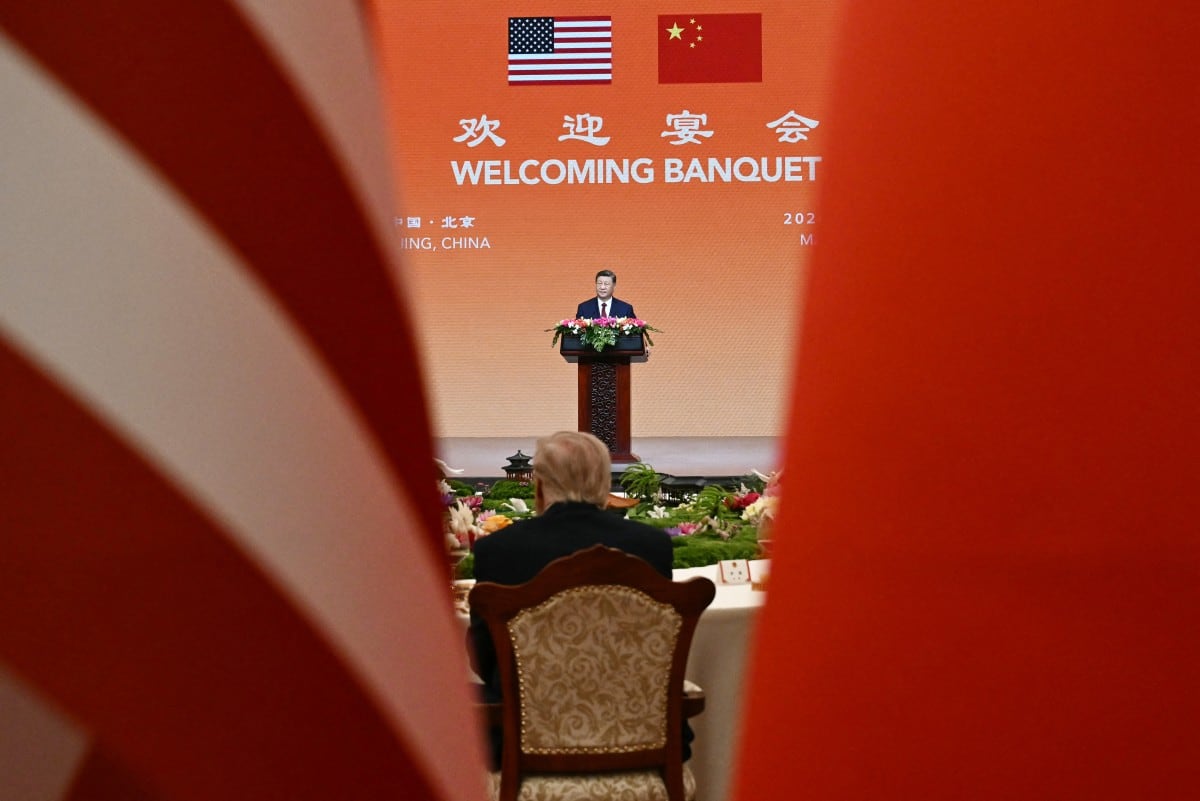 El presidente de Estados Unidos, Donald Trump, escucha al presidente de China, Xi Jinping, durante un banquete de Estado en el Gran Salón del Pueblo, en Pekín, el 14 de mayo de 2026.