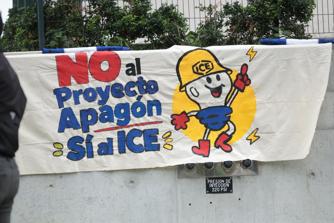 Organizaciones estudiantiles universitarias, sindicatos y sectores sociales convocaron una movilización frente a la Asamblea Legislativa contra el proyecto de Ley de Armonización Eléctrica.
