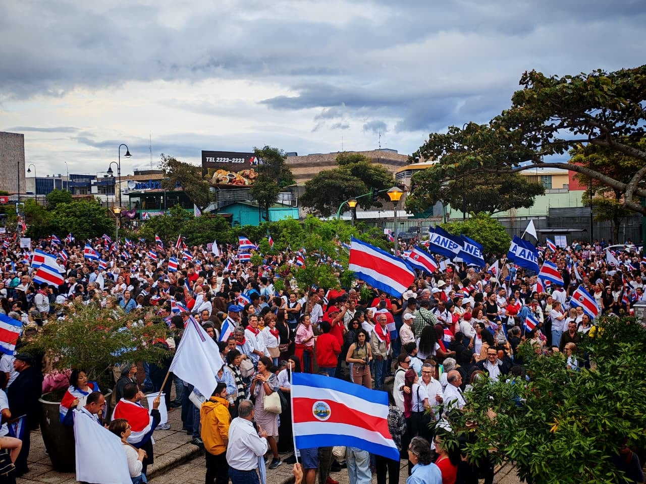 Cientos de personas reunidas en la Plaza de la Democracia por el Plantón por la Justicia Democrática este jueves 6 de agosto de 2026.