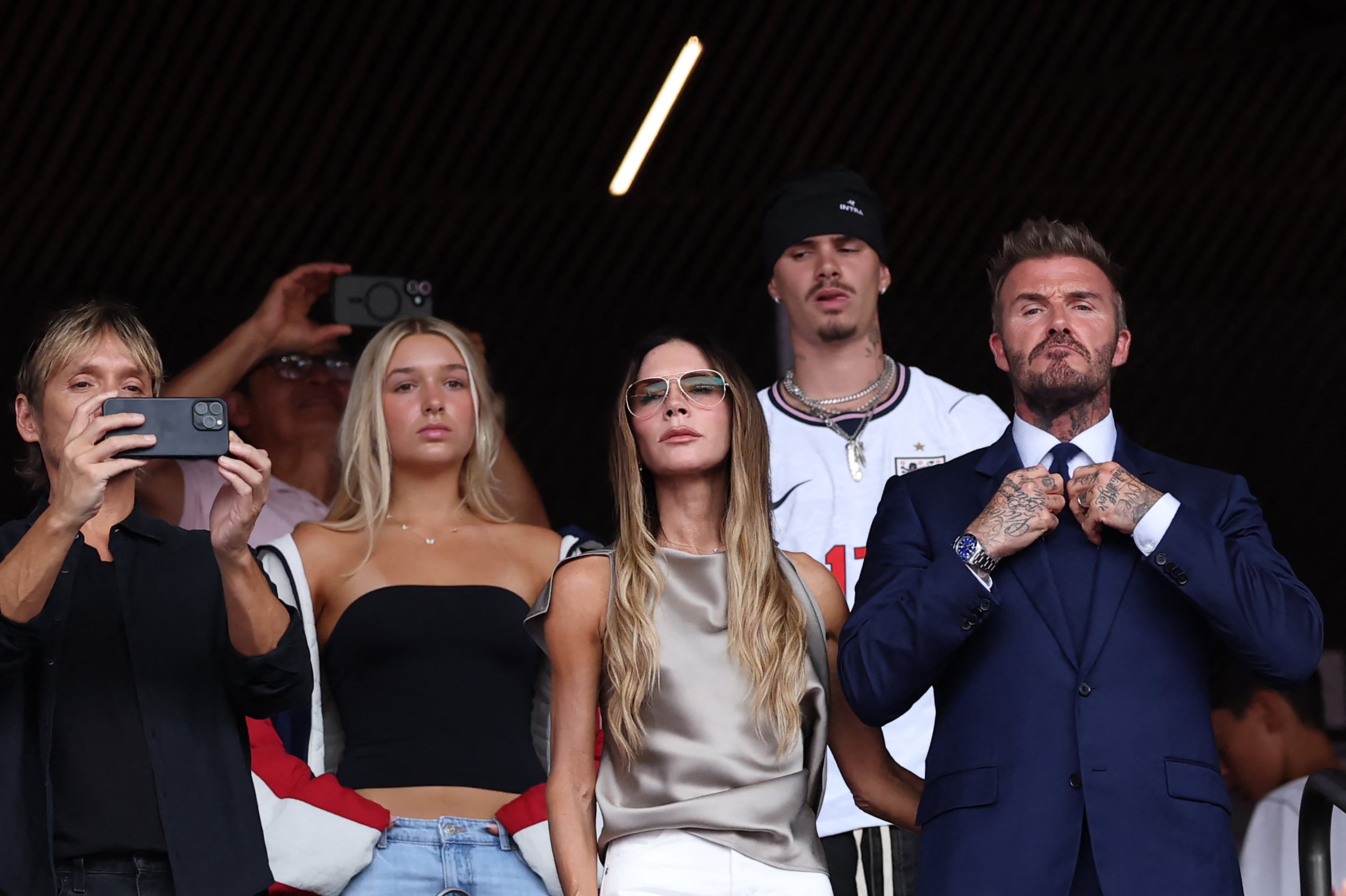 MIAMI GARDENS, Florida, 11 de julio de 2026. Ken Paves, Harper Beckham, Victoria Beckham, Romeo Beckham y David Beckham asisten al partido de cuartos de final de la Copa del Mundo de la FIFA 2026 entre Noruega e Inglaterra, en el Miami Stadium, en Miami Gardens, Florida, el 11 de julio de 2026.
Foto: Justin Setterfield/Getty Images/AFP.