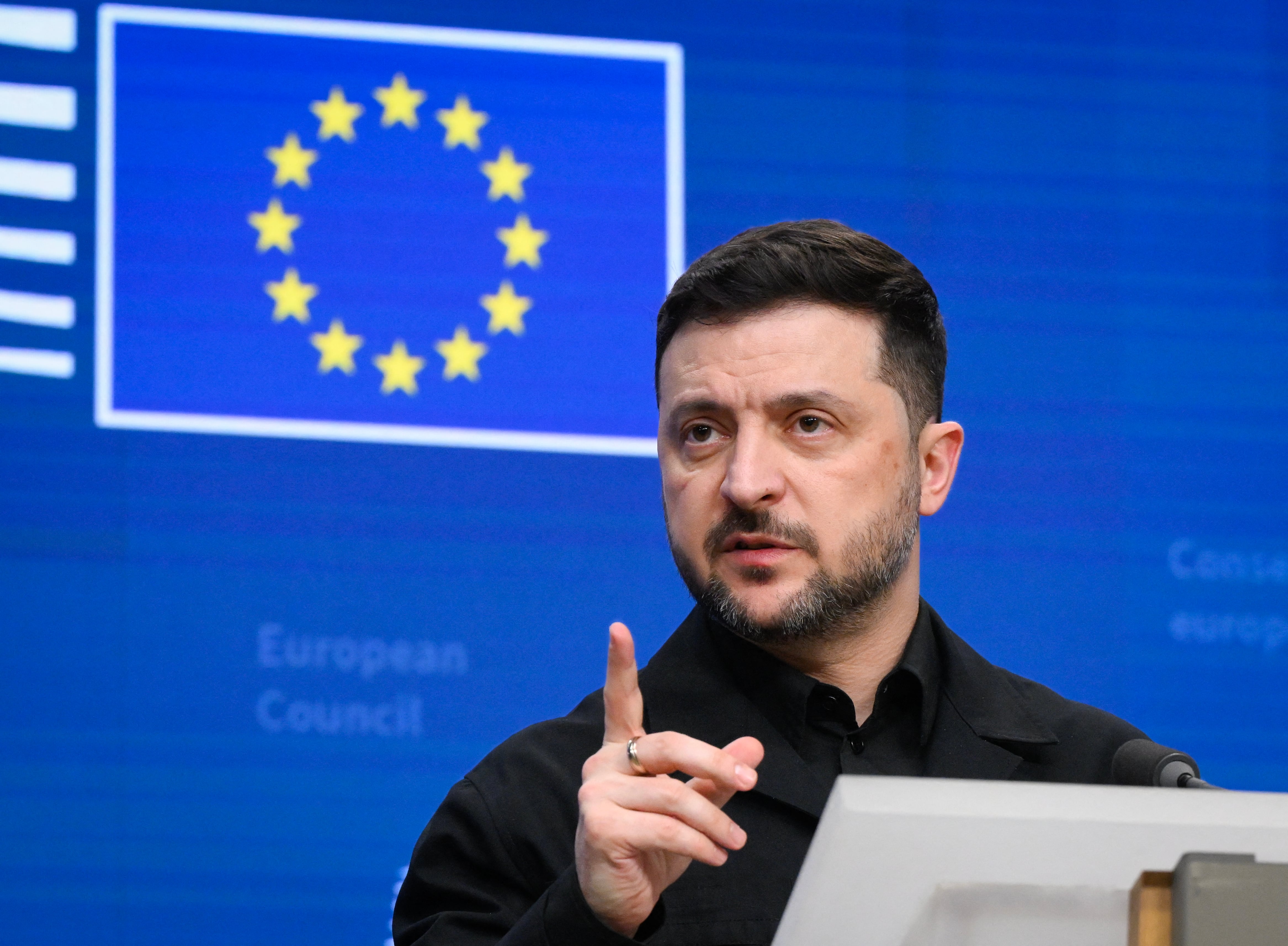 El presidente de Ucrania, Volodímir Zelenski, durante una rueda de prensa en el marco de la reunión del Consejo Europeo en Bruselas el jueves 18 de diciembre. Fotografía: