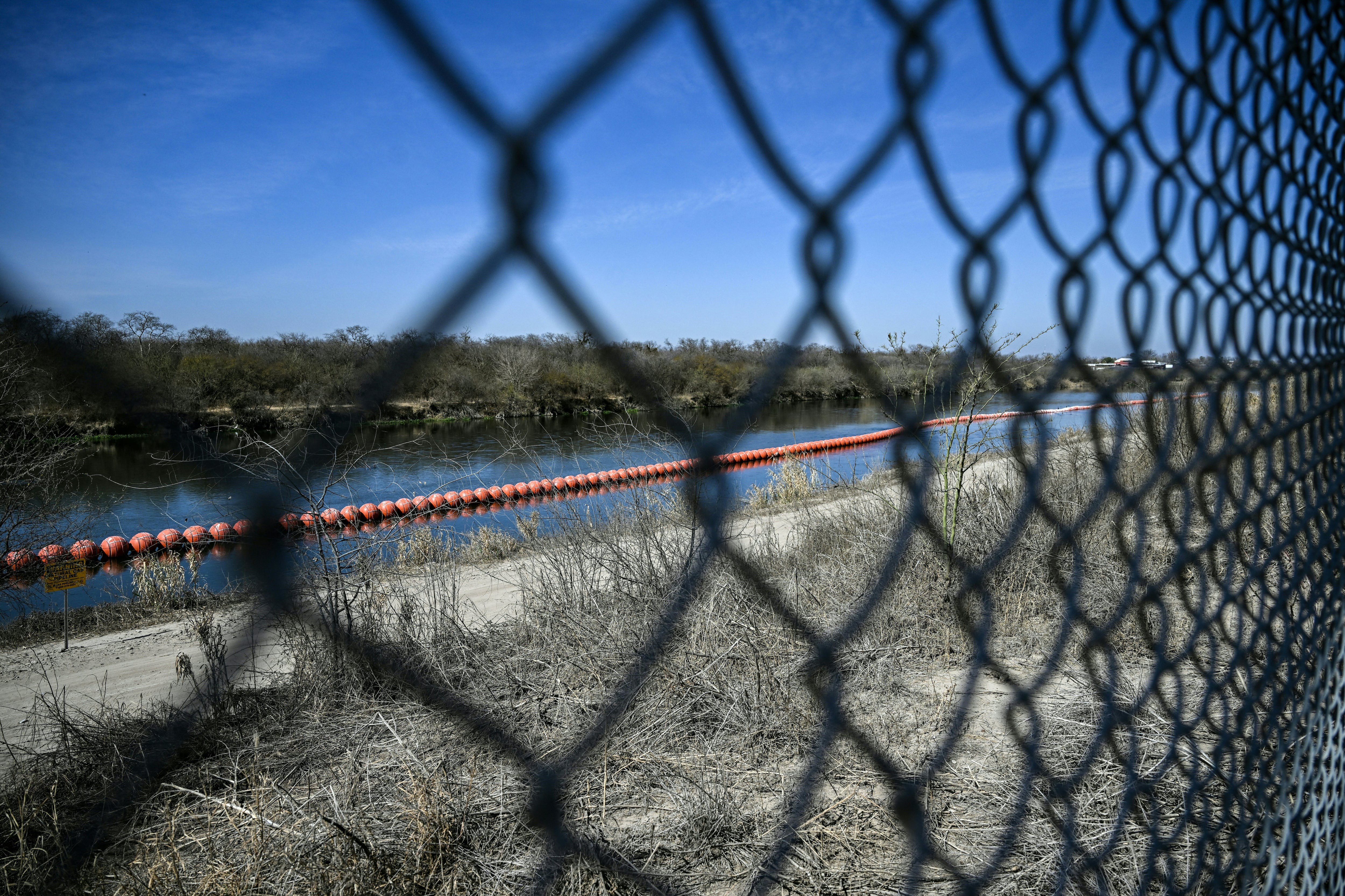 Boyas instaladas a lo largo del río Grande para impedir el cruce de personas por la frontera entre Estados Unidos y México, en Eagle Pass, Texas.