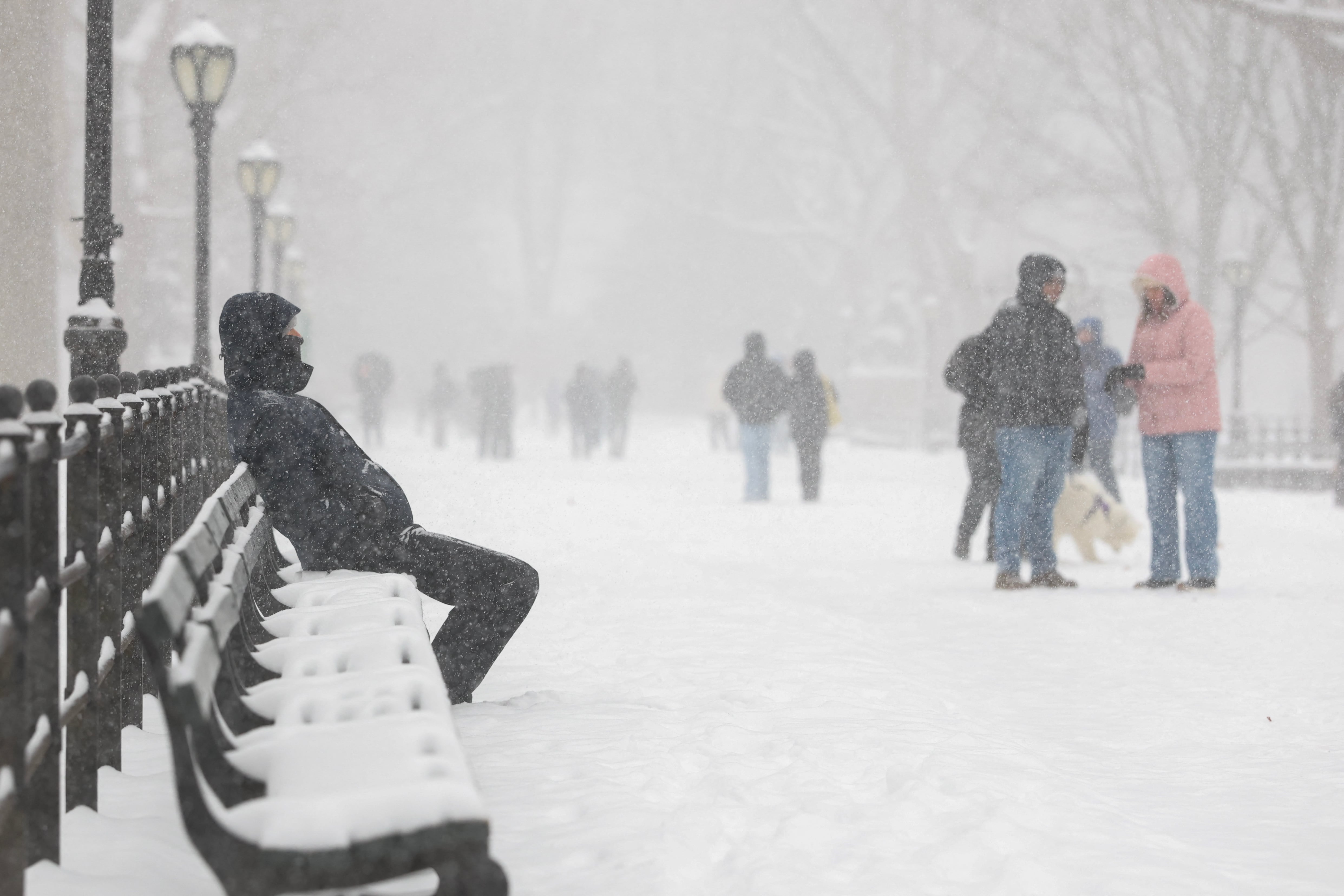 Autoridades de más de 20 estados declararon emergencia ante las condiciones extremas, que incluyen bajas temperaturas, carreteras congeladas y cancelaciones de vuelos.