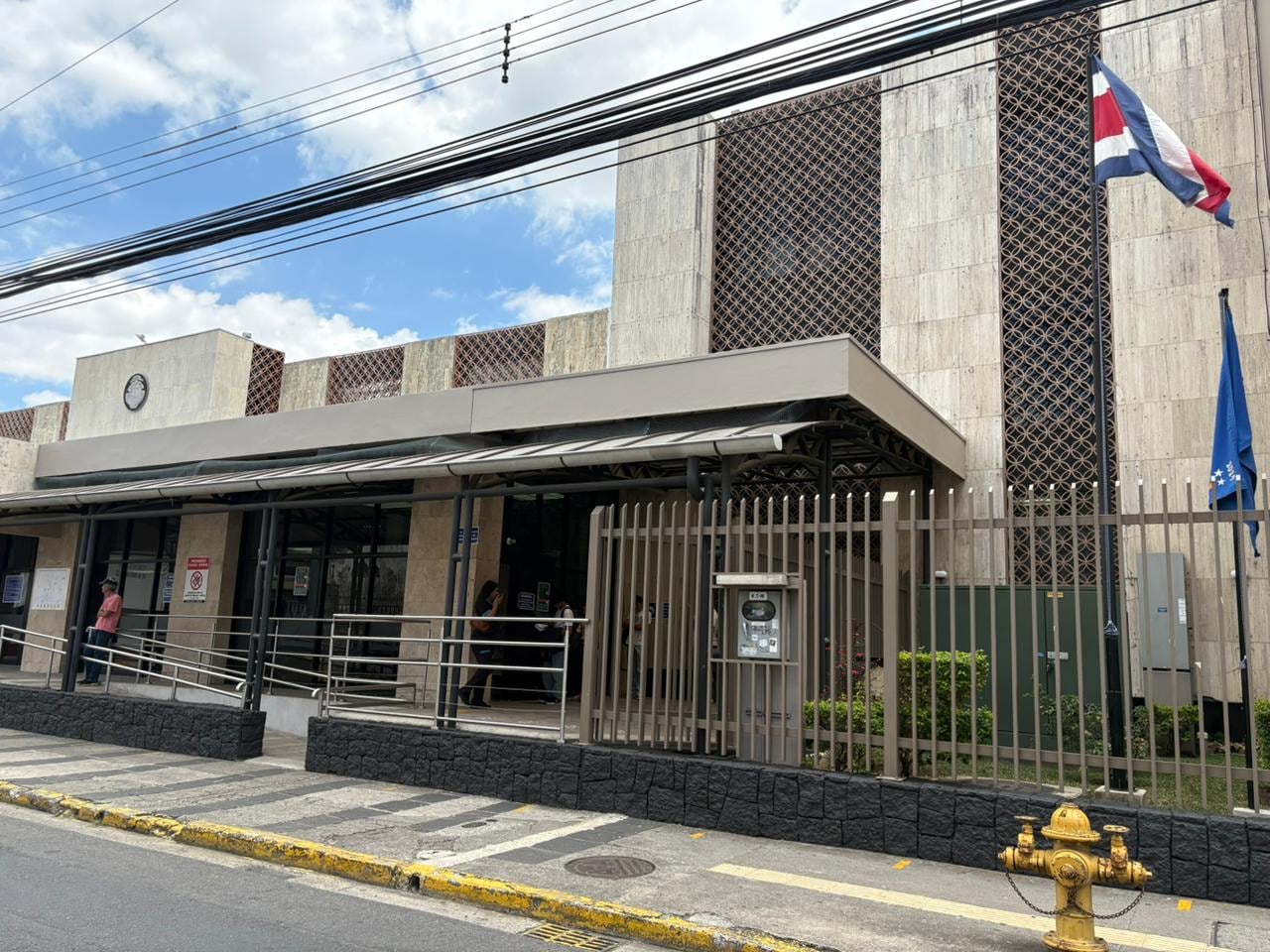 El sospechoso de agredir a una jueza de ejecución de sentencia, permanece detenido en celdas judiciales. La audiencia de medidas cautelares se celebrará la tarde este lunes en los tribunales de Heredia.