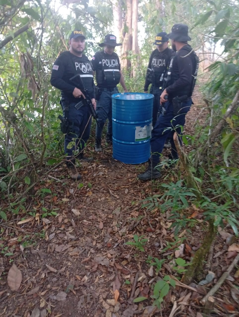 Encontraron 13 botellas de 30 litros de combustible.