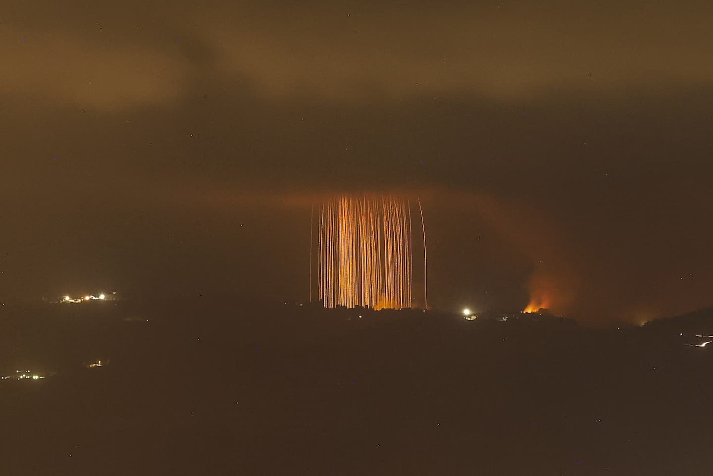 Una imagen tomada desde el norte de Israel, a lo largo de la frontera con el sur del Líbano, muestra un incendio tras un bombardeo israelí en una zona del sur del Líbano.