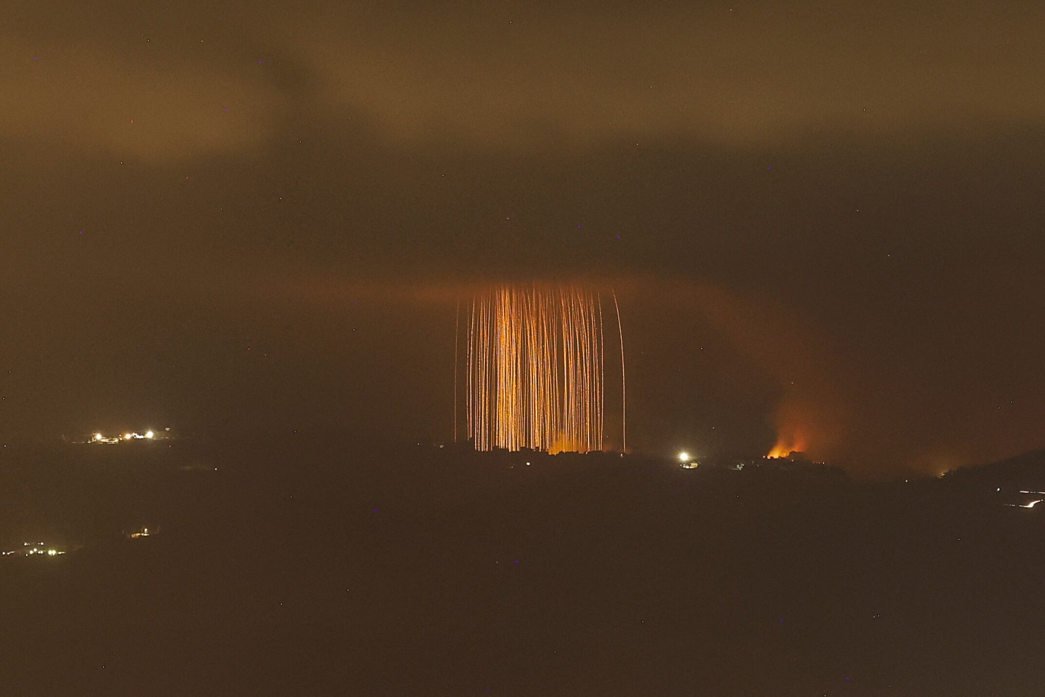 Una imagen tomada desde el norte de Israel, a lo largo de la frontera con el sur del Líbano, muestra un incendio tras un bombardeo israelí en una zona del sur del Líbano.