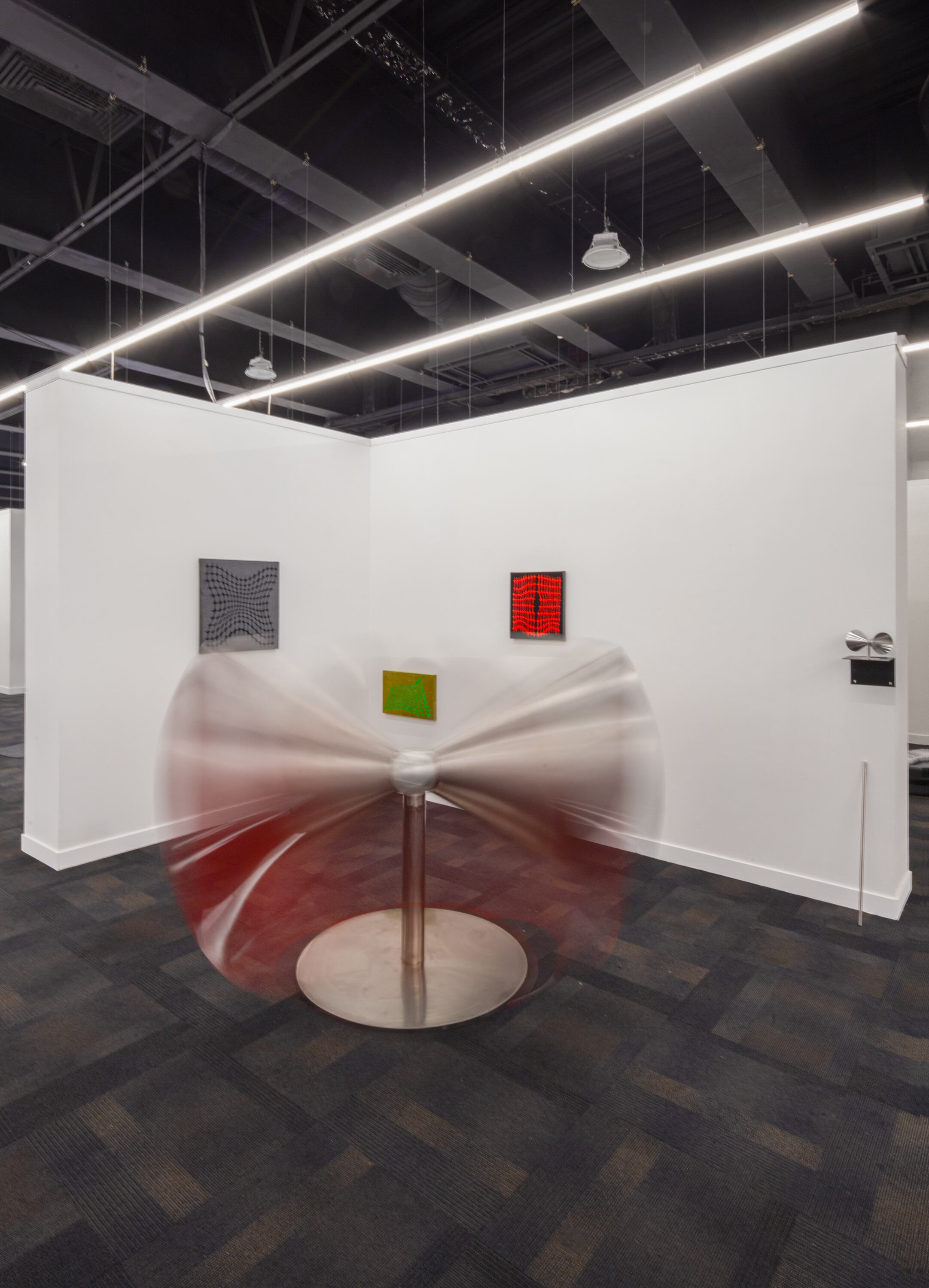 Vista del stand en Feria Material.
Exhibición de Eco a eco como pieza principal, de Paz Ulloa. Acero inoxidable y pintura electrostática.