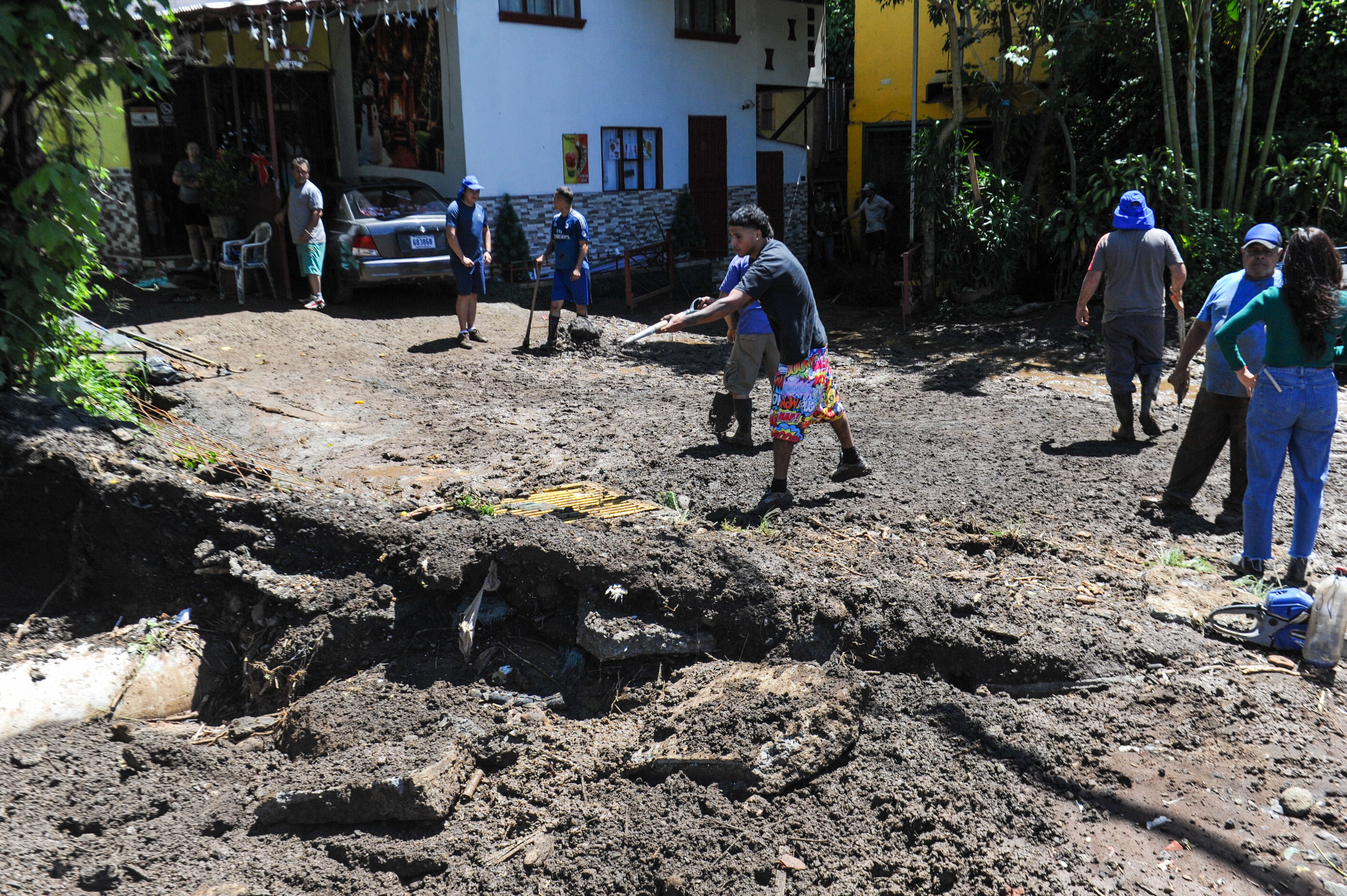 19/10/2026 Inundaciones, Las Crucitas, Puente Bermudez carretera a San Isidro de Heredia, afuéras de la vivienda de la familia Jimenez, vecinos y personal de la Municipalidad realiza limpieza de la zona afectada. Fotografía: Marvin Caravaca.