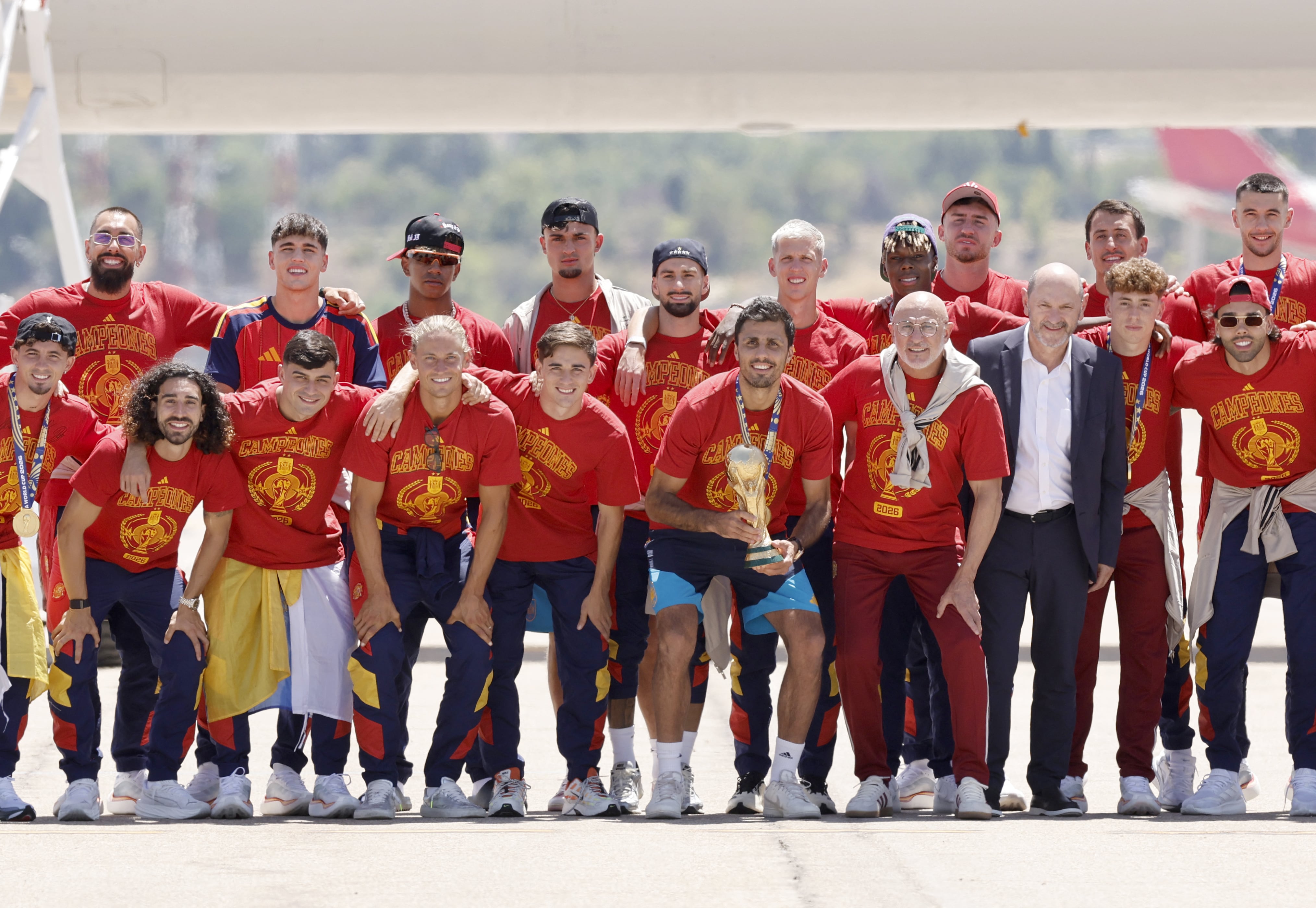 La Selección de España posa con la Copa del Mundo luego de volver a casa este lunes tras ganar el Mundial 2026 en la final ante Argentina.