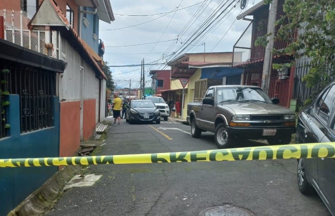 Ya son 54 las mujeres asesinadas en lo que va de este año. La vía estuvo cerrada varias horas mientras levantaban el cuerpo de la víctima. Foto: Cortesía Revista Granadilla.