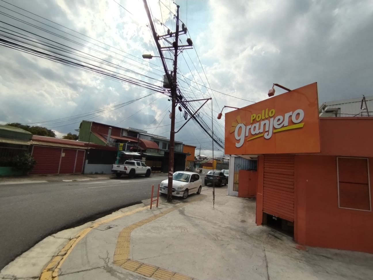 Local de Pollo Granjero cerrado en Calle Blancos, Costa Rica, tras el anuncio de la salida de la marca del país.