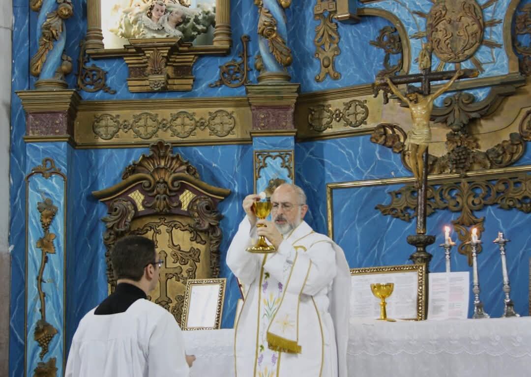 En la imagen, se ve al sacerdote José Pablo de Jesús Tamayo Rodríguez, quien fue expulsado por la Iglesia católica.