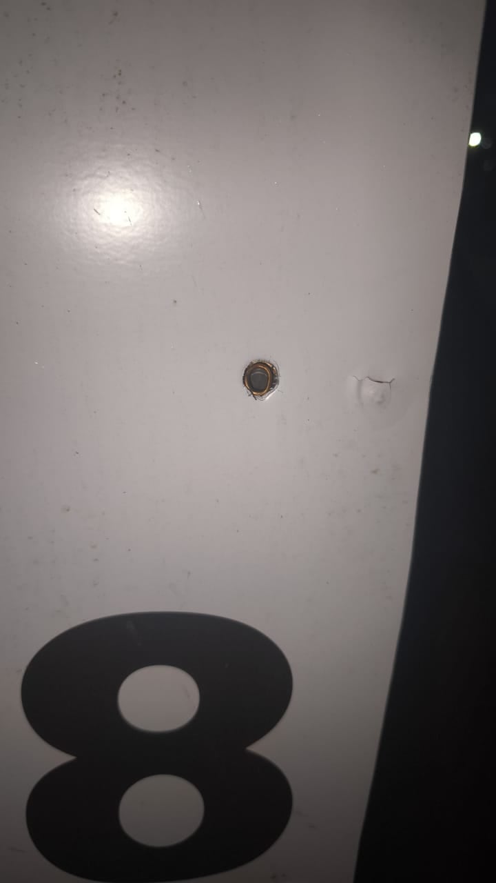 Uno de los balazos habría quedado incrustado en un rótulo cercano a donde ocurrió la disputa.