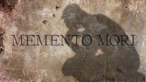 Sombras y la frase latina 'memento mori' como recordatorio de la mortalidad y la fugacidad de la vida.