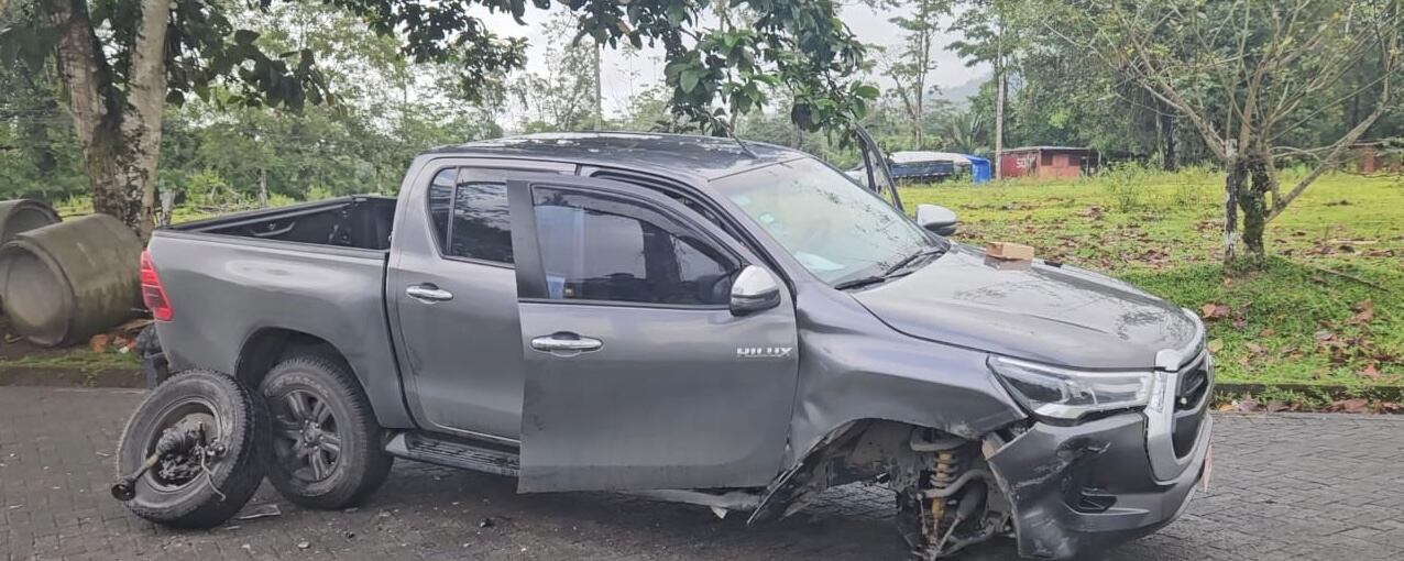 En otro incidente, uno de los detenidos lanzó a toda velocidad un vehículo liviano tipo sedán y dejó con severos daños esta patrulla de la PCD. Fotografía: