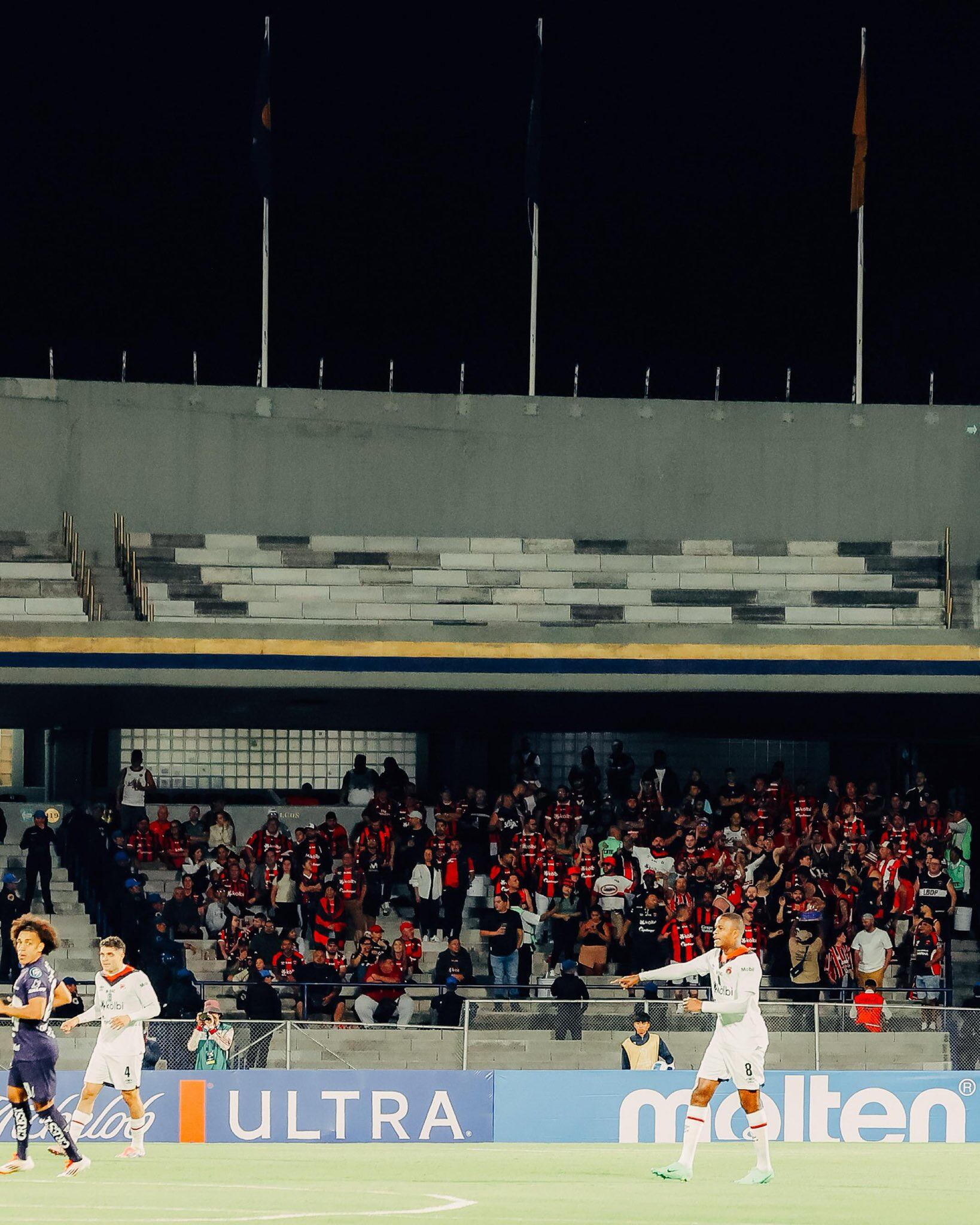Liga Deportiva Alajuelense hacía un buen partido contra Pumas, pero un despiste terminó con un gol en contra.