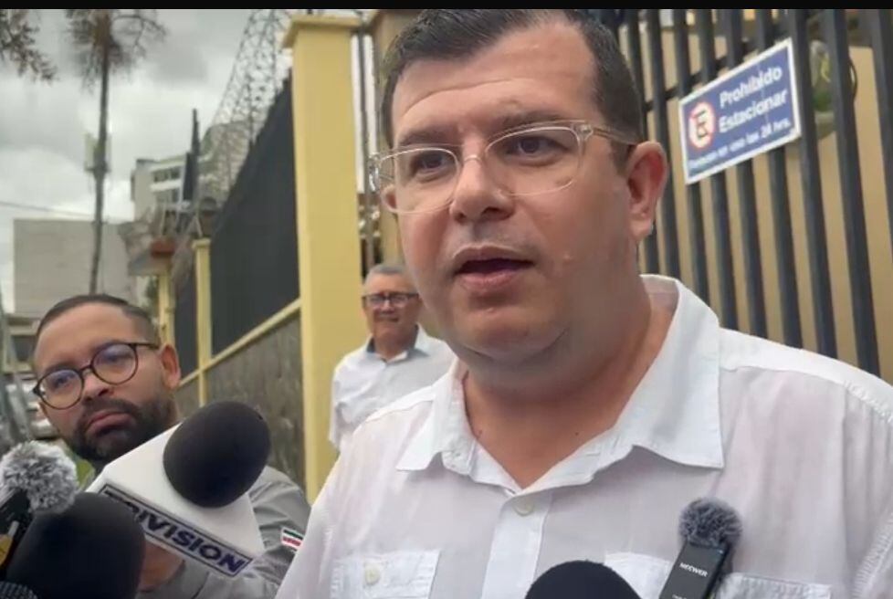 El ministro de Comunicación, Arnold Zamora Miranda, atendió a los medios tras salir de la Fiscalía General, acudió en compañía de su abogado defensor, Edgardo García (al fondo).