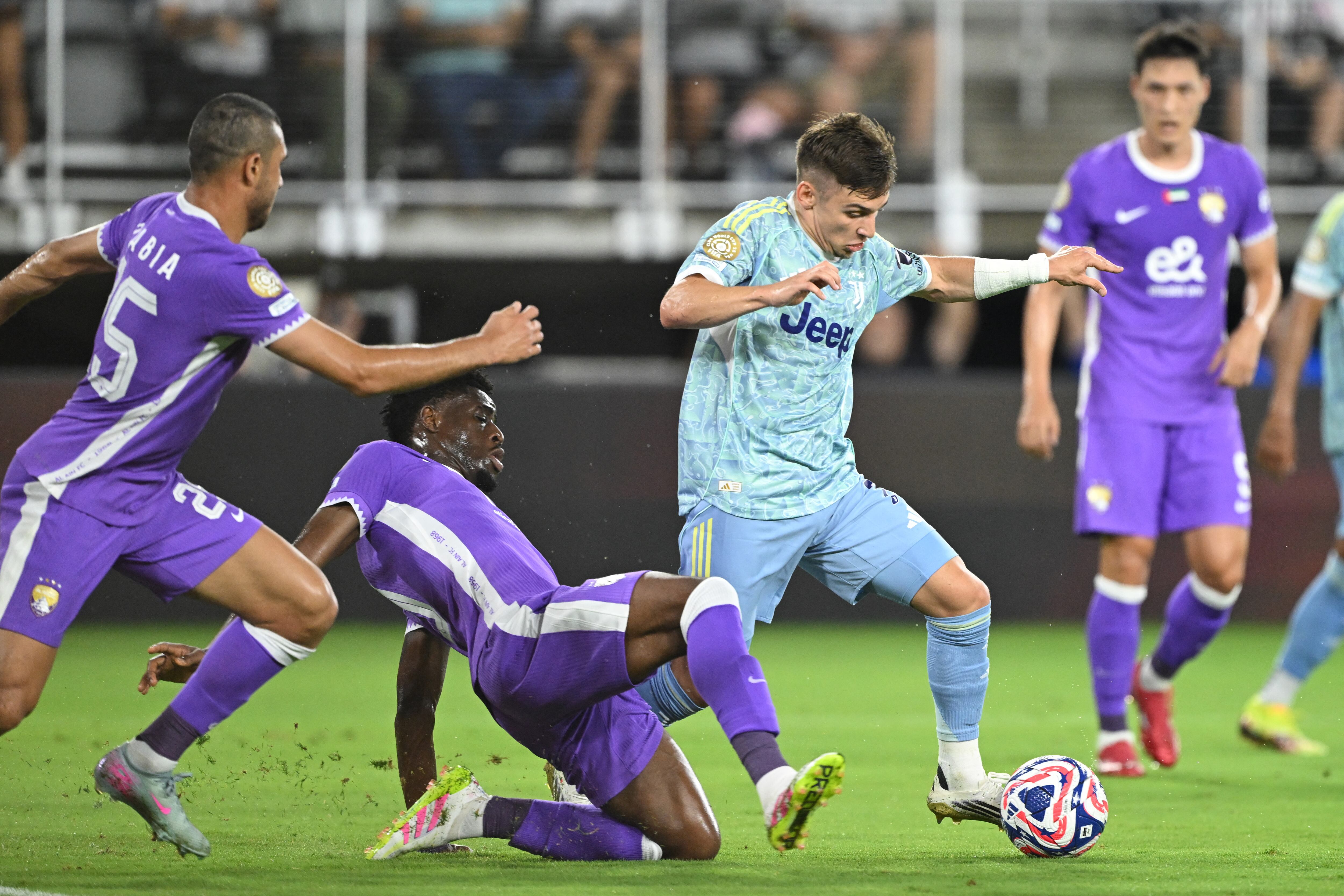 Abdoul Karim Traore, del equipo Al Ain, y and Francisco Conceicao de la Juventus, en franca disputa como parte del juego por el Mundial de Clubes que la Vieja Señora se dejó cómodamente.