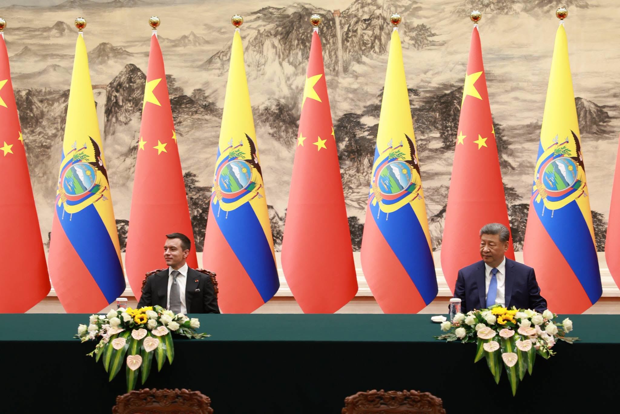 El presidente de Ecuador, Daniel Noboa, y el primer ministro chino, Xi Jinping, en su reunión en Beijing, China.