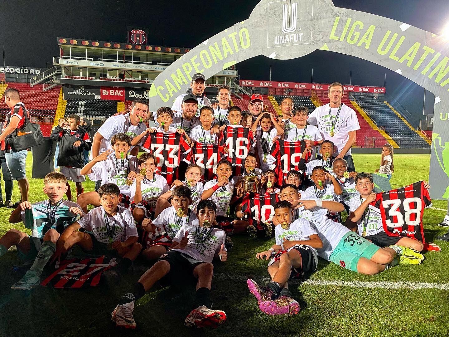 El equipo U-12 de Liga Deportiva Alajuelense se coronó bicampeón de su categoría.