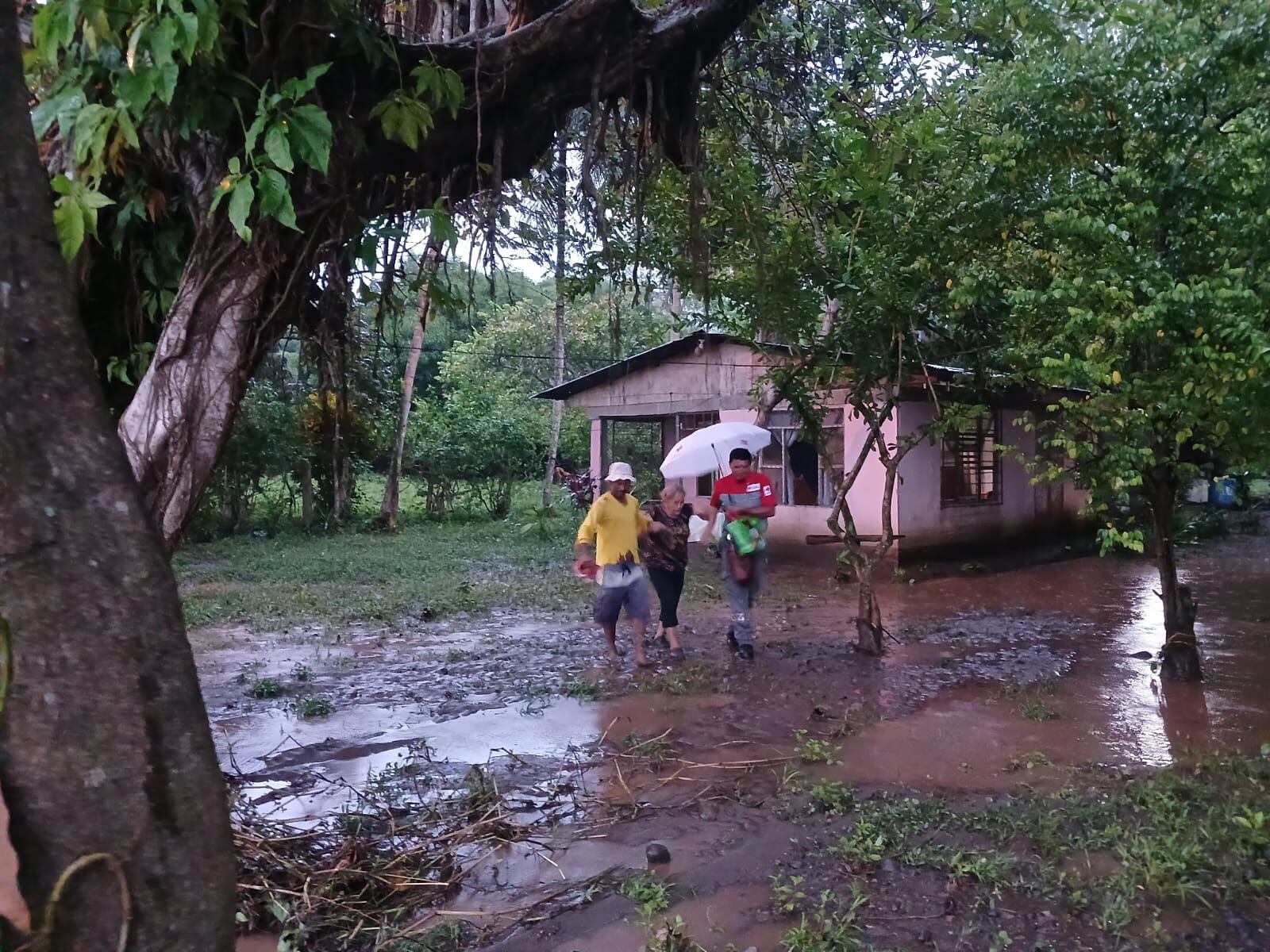 El desbordamiento del río Lagarto en Chomes de Puntarenas anegó la vivienda de dos adultos mayores, quienes fueron auxiliados y reubicados con ayuda de la Cruz Roja. (Foto: cortesía Cruz Roja)