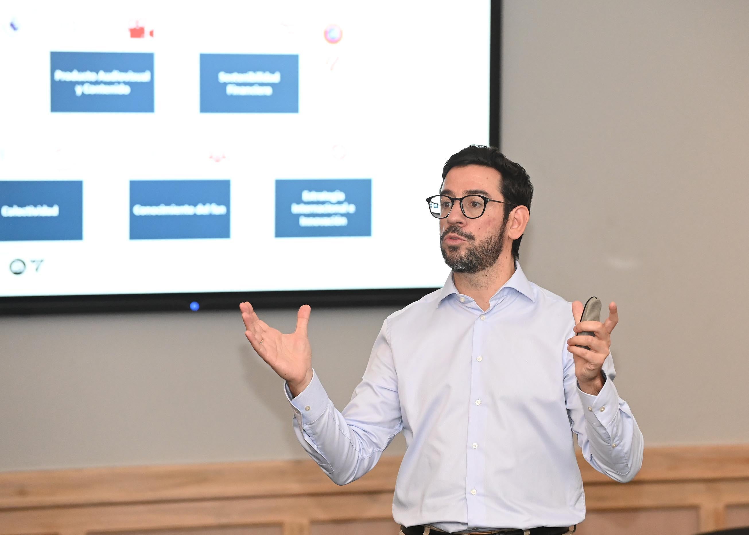 11 de marzo del 2025. Hotel Crowne Plaza. 14:00 hrs. Conferencia de prensa de la Unión Nacional de Fútbol (UNAFUT) para hablar acerca de la gobernanza y pirotecnia en el fútbol nacional. En la foto: Raúl Rivera de la Fuerza Pública dio un discurso acerca del uso de pirotecnia en la barras de fútbol. Foto: Albert Marín para la Teja.