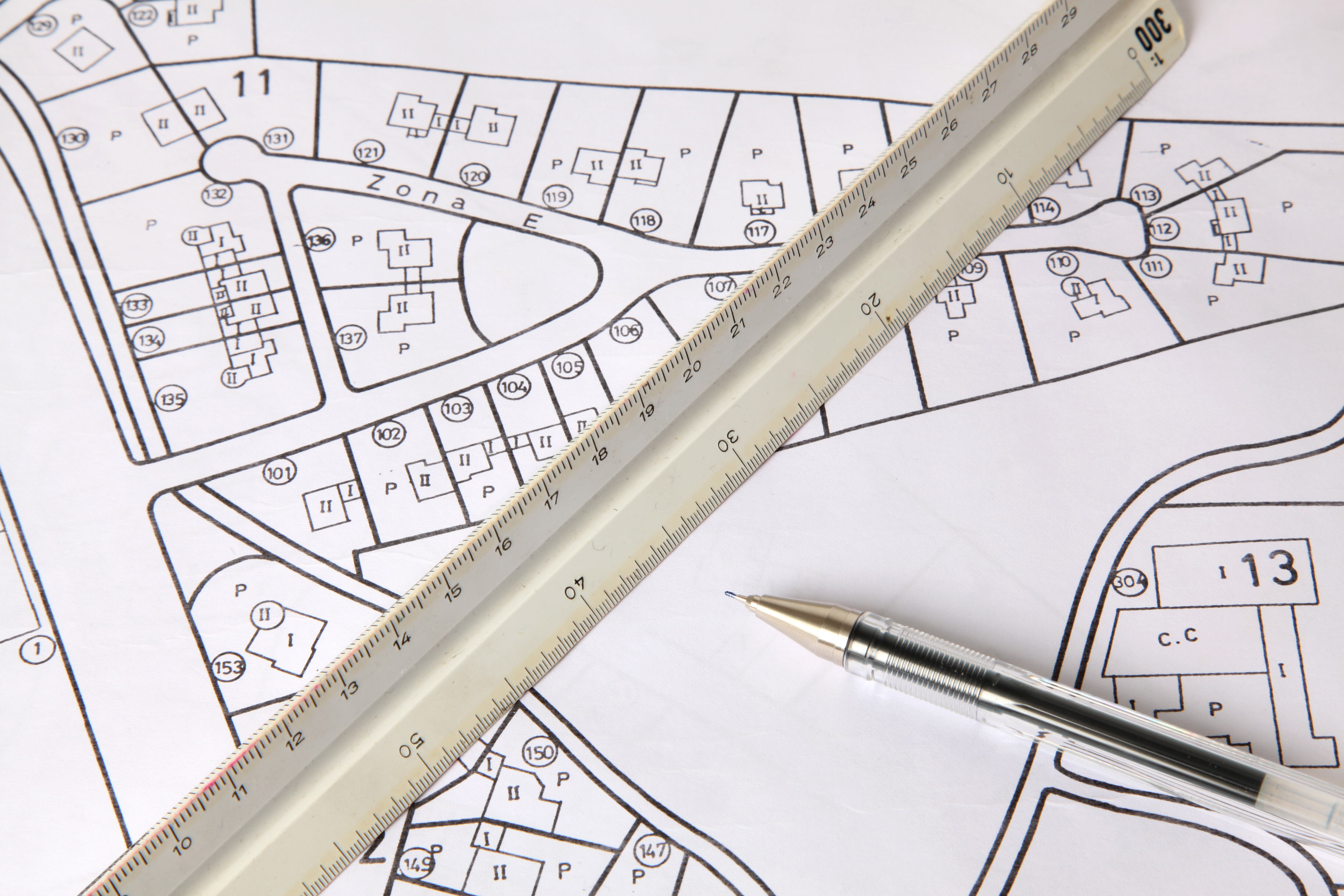 Diseño urbano, plano de construcción con una regla y un bolígrafo encima, urbanismo, arquitectos, ingenieros