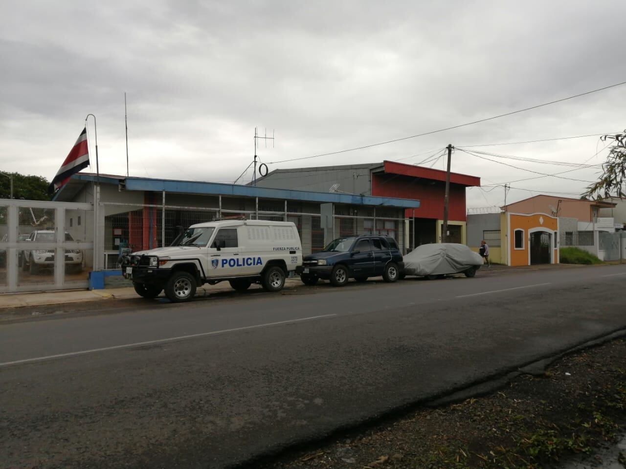 En esta delegación, de El Tejar, Cartago, ocurrieron los hechos en el 2013. A los policías solo se les suspendió por un mes. Foto: Keyna Calderón.