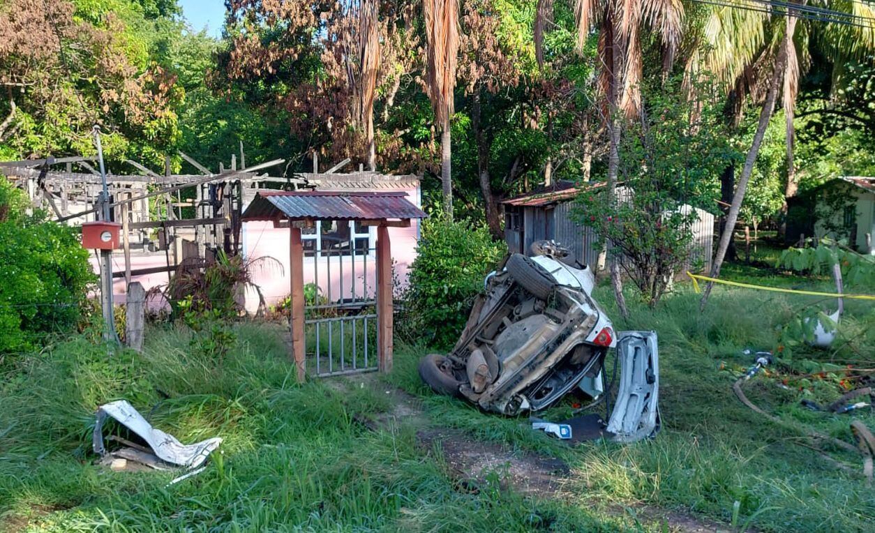 El carro en que viajaban las dos jugadoras de Jicaral Sercoba, de la Segunda División del fútbol femenino, quedó con pérdida total. Una de las jóvenes está grave. Foto: Guananoticias.