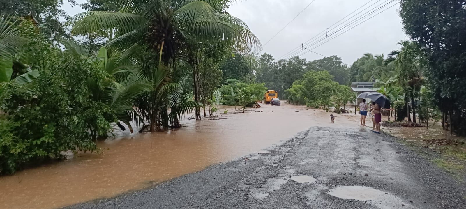 Este domingo en Parrita las inundaciones afectaron a decenas de familias. También hubo cierres parciales de la carretera Costanera Sur (n.°34). Foto: Cortesía Noticias Parrita.