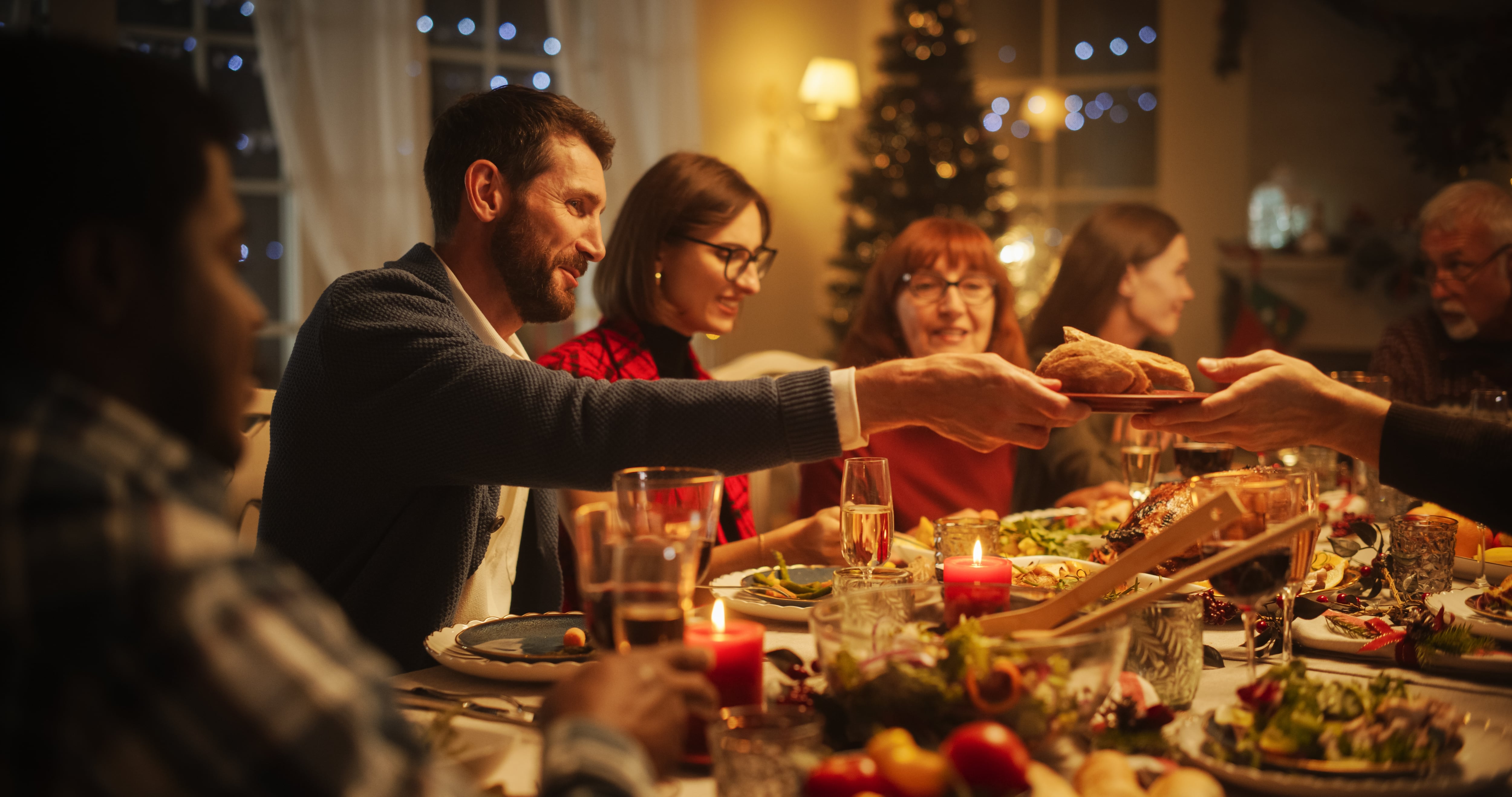 Cena de Año Nuevo, Navidad, reunión familiar, cena en familia, brindis, celebración, fiestas de fin de año