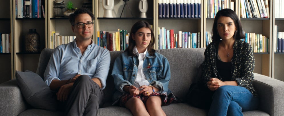 ‘Abril’ explora la complejidad de los vínculos familiares, especialmente la relación entre una madre y su hija adolescente.