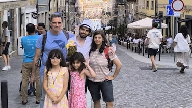 Una familia latina migró a Europa y quedó atrapada por un cambio en las leyes migratorias