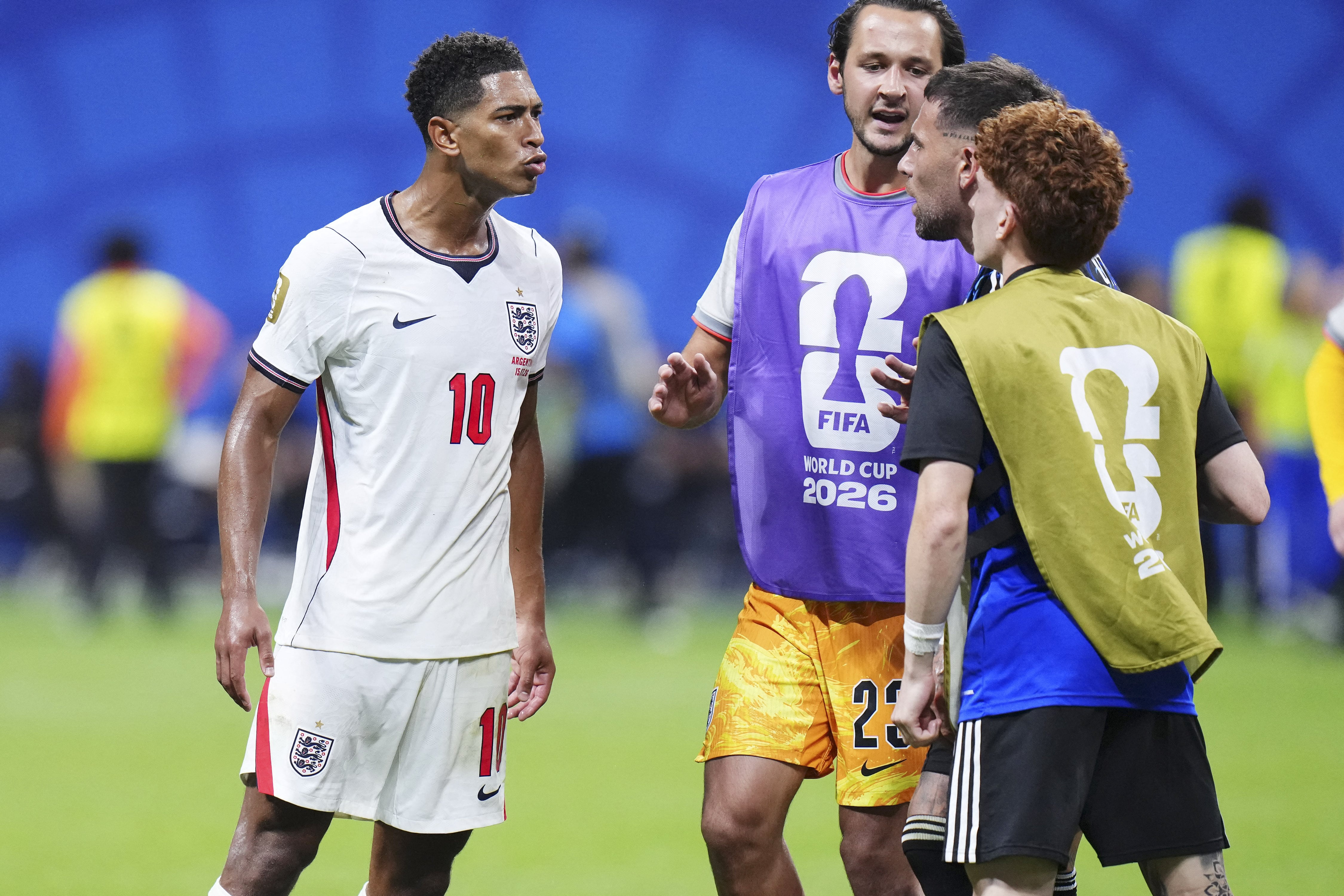 Valentín Barco (derecha) protagonizó momentos de tensión con Jude Bellingham luego del partido entre las selecciones de Argentina e Inglaterra en el pasado Mundial 2026.