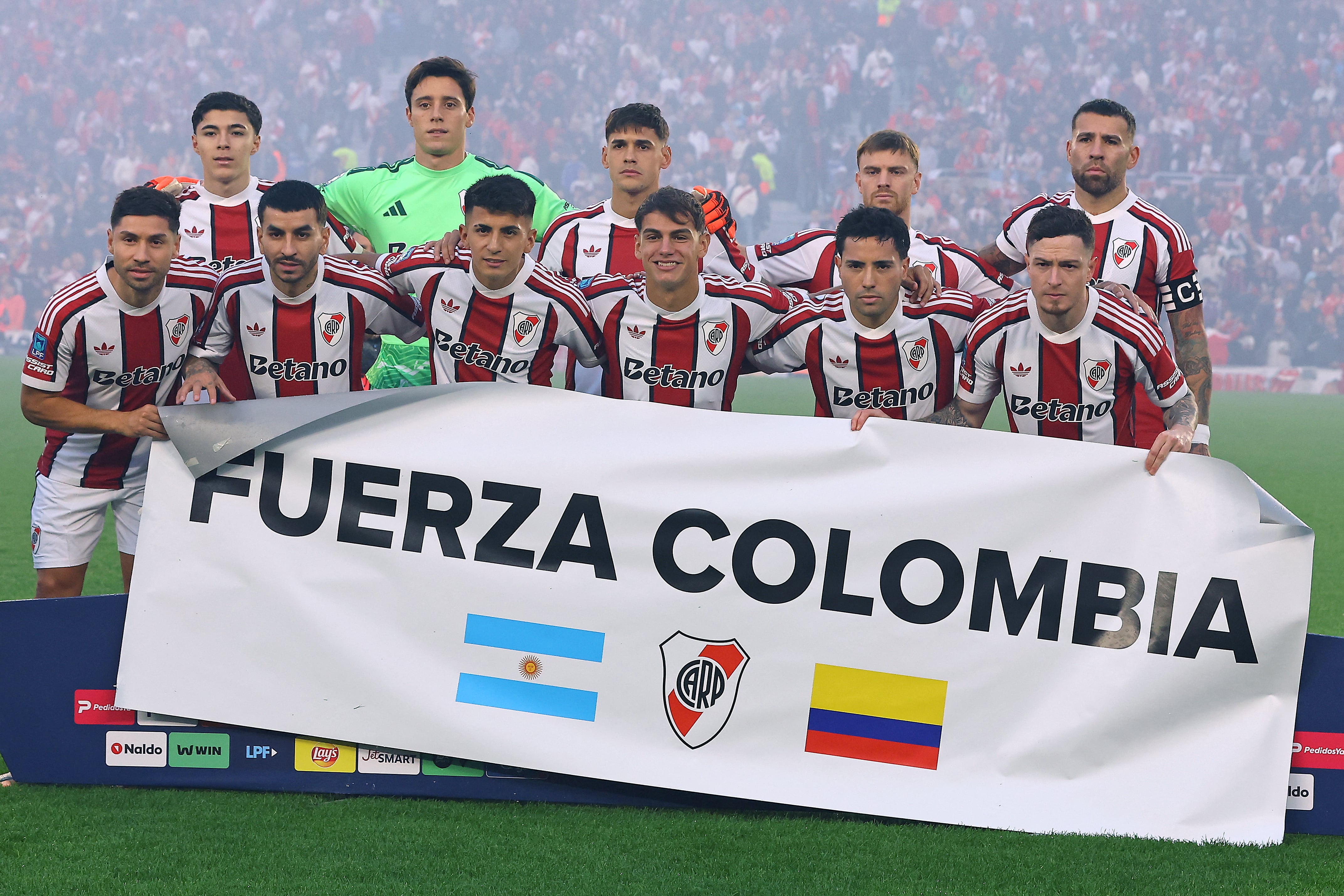 Antes del partido ante Argentinos Juniors, los jugadores de River Plate mostraron una pancarta de apoyo a Colombia por el devastador terremoto del 10 de agosto.