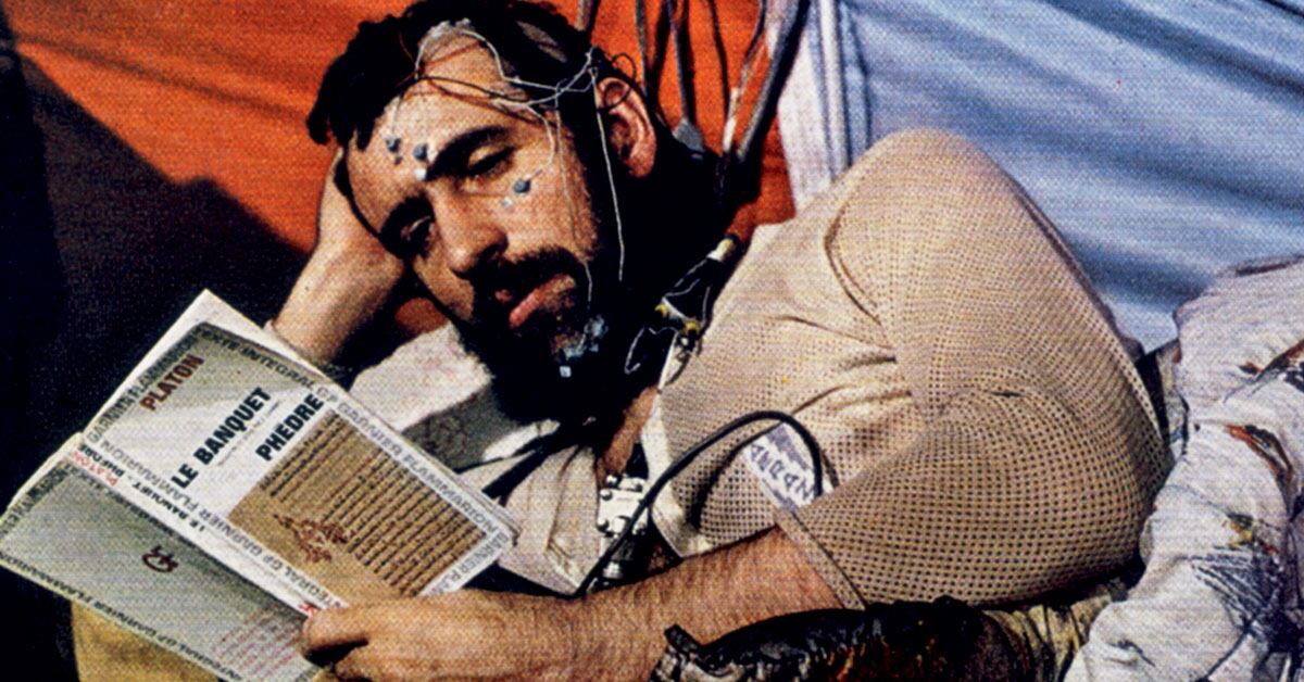 Durante los confinamientos, Siffre disponía únicamente de una bombilla de luz y material para leer y estudiar.