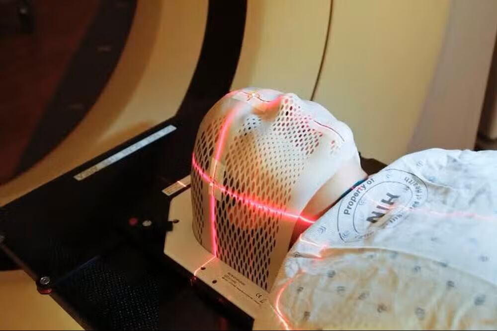 Con esta máscara le aplicaron radioterapia, la cual relata que le resultó un poco sofocante.