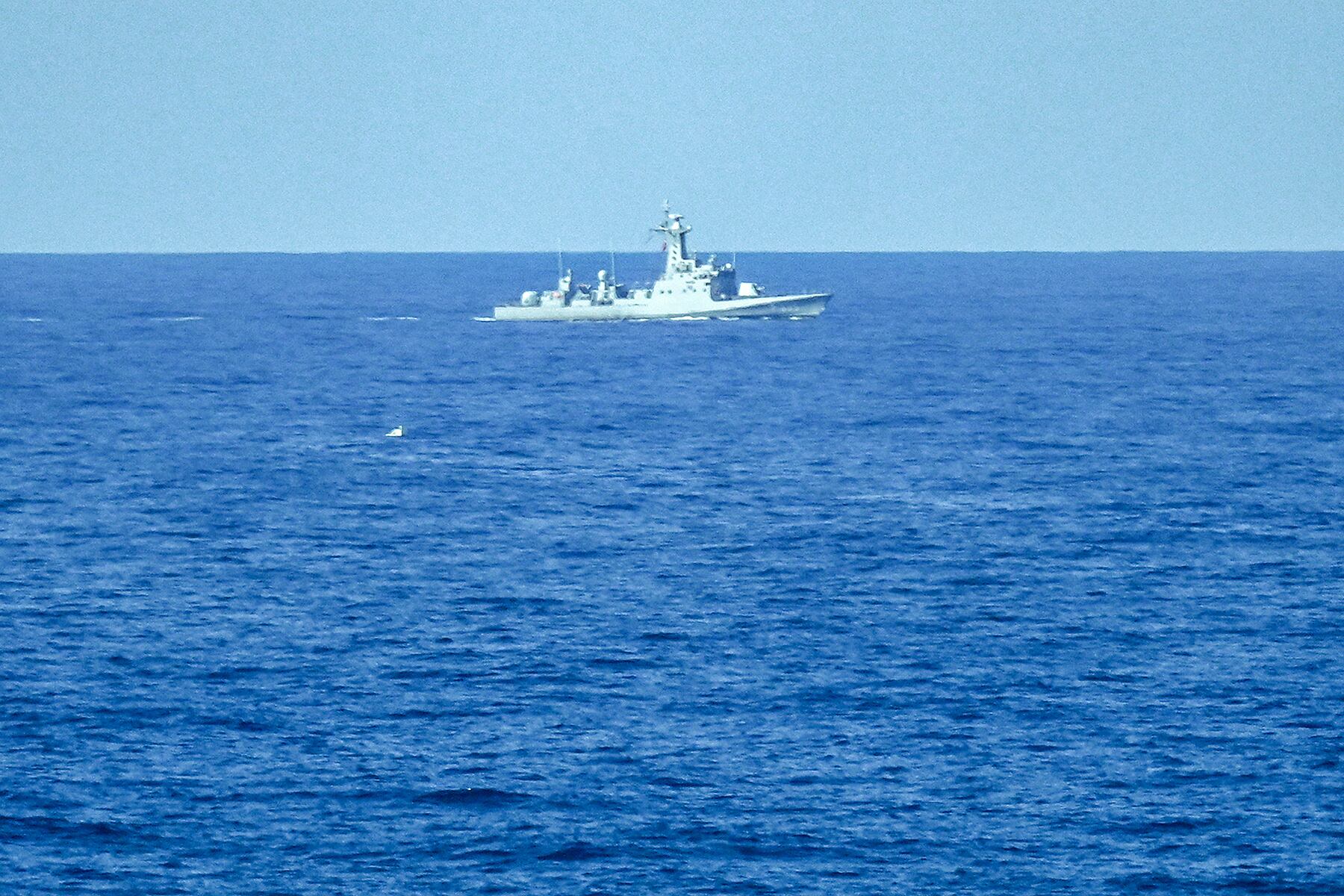 Un buque turco participa en las labores de búsqueda y rescate tras el naufragio de un ferri frente al puerto de Kyrenia, en el norte de Chipre, el 30 de agosto de 2026. El accidente dejó al menos siete personas muertas.