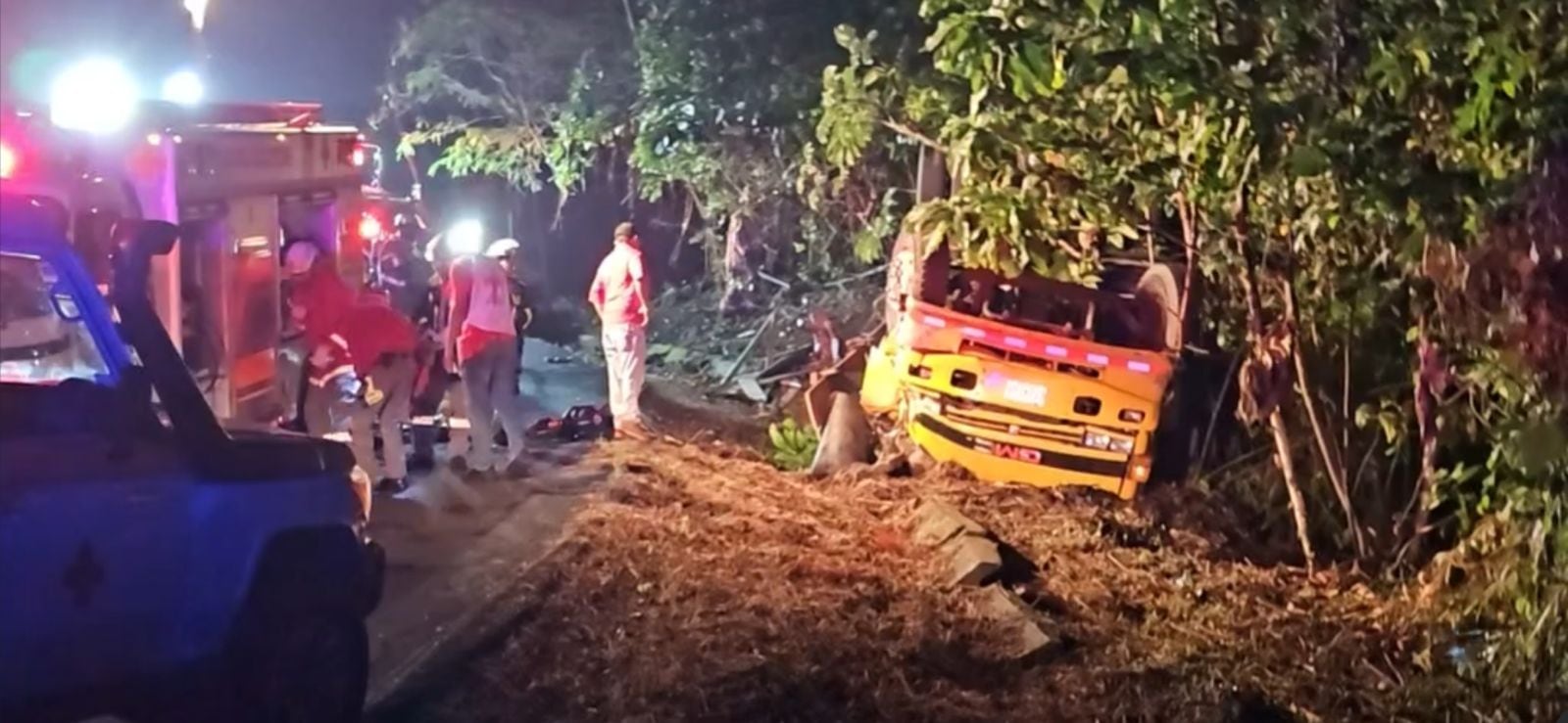 Cruz Roja y Bomberos enviaron varias unidades al lugar para extraer a los pacientes.