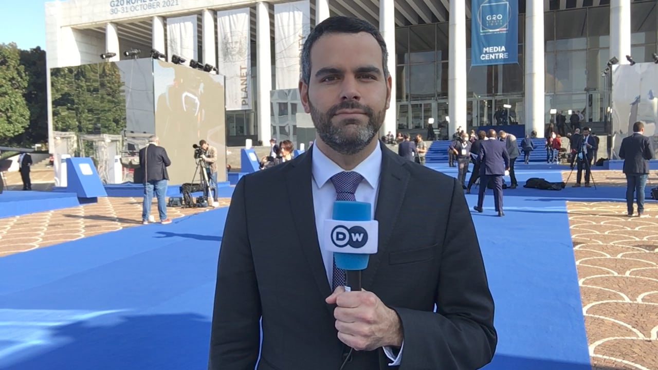 Javier Arguedas tiene 12 años al frente de las cámaras de la DW, cuando presenta frente a cámaras su horario es de 5:45 p. m. hasta las 3 a. m. ya que transmiten para Latinoamérica.