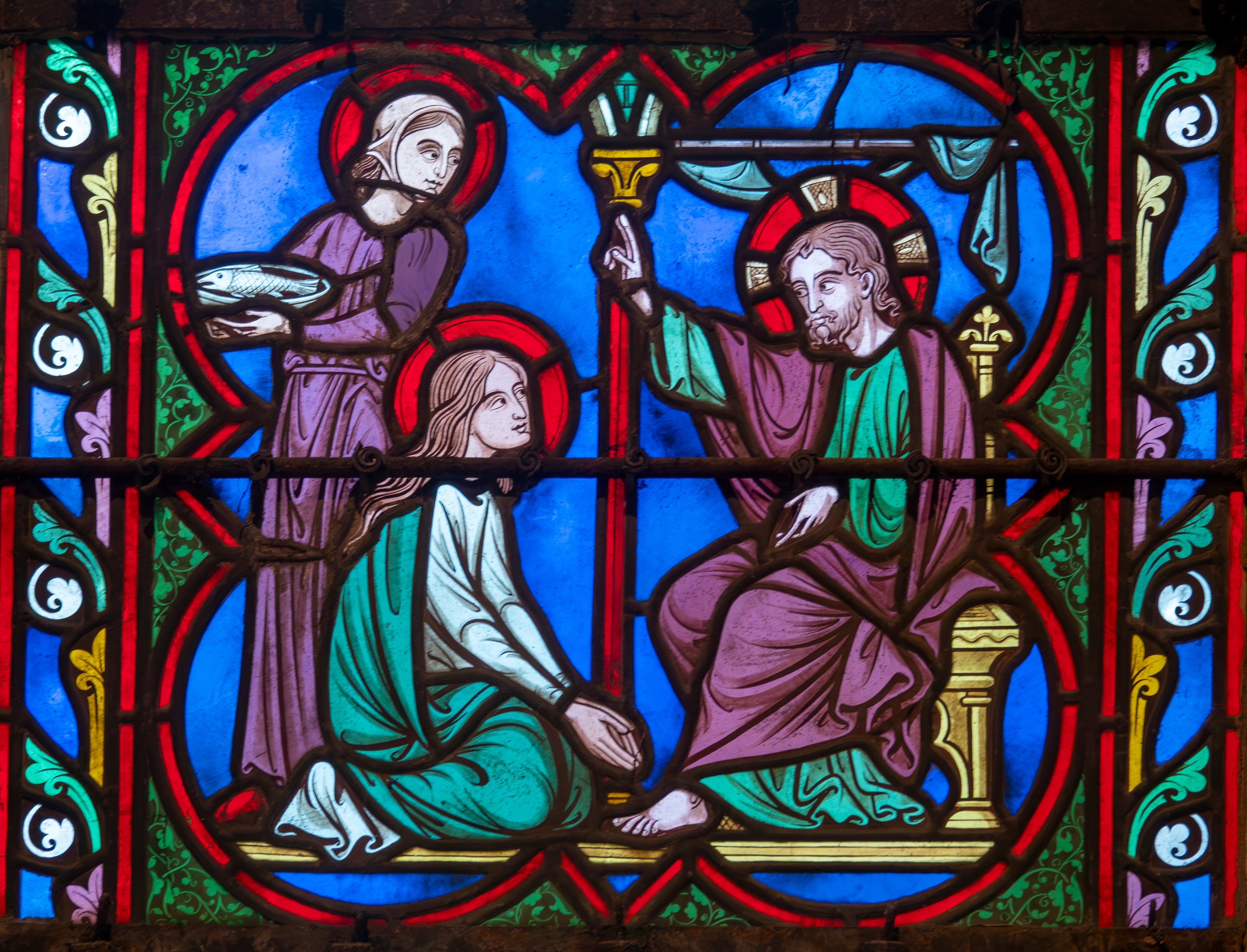 Vitral de Jesús con Marta y María en la casa de Betania