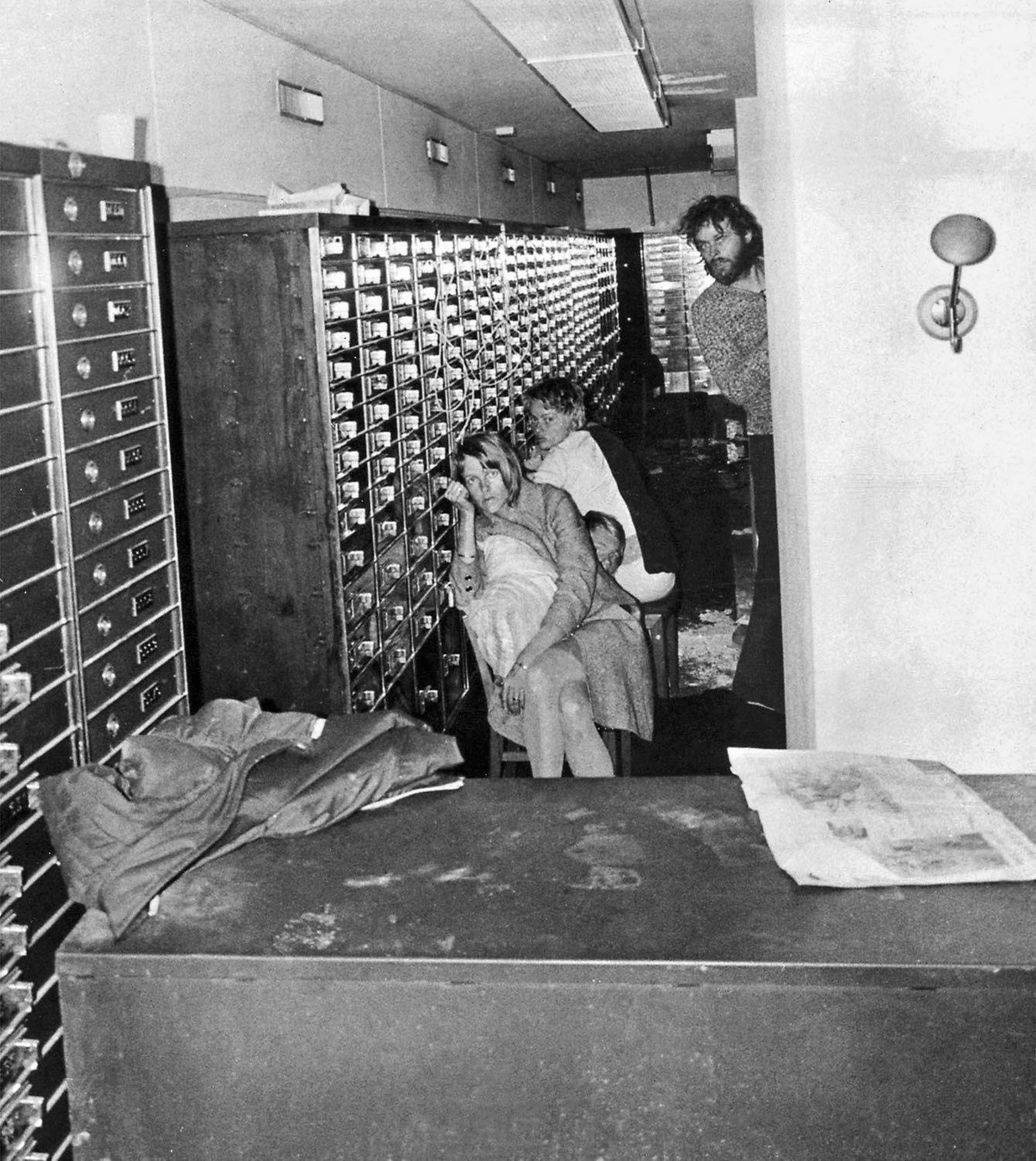 Los rehenes Birgitta Lundblad, Sven S fstr m, Elisabeth Oldgren, Clark Olofsson se encuentran dentro del banco en Estocolmo el 23 de agosto de 1973 luego del intento de robo en la sucursal de Kreditbanken en el distrito Norrmalmstorg de Estocolmo.