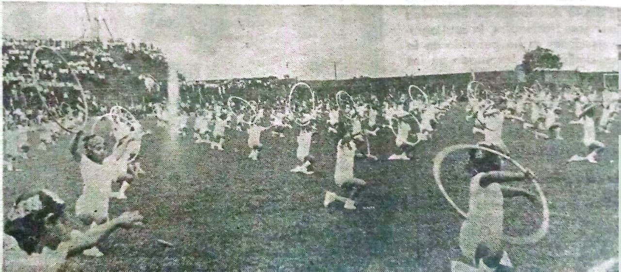 Quinientas niñas de la escuela García Flamenco dieron una exhibición de gimnasia rítmica, que con sus aros tricolores daban forma a la bandera nacional.