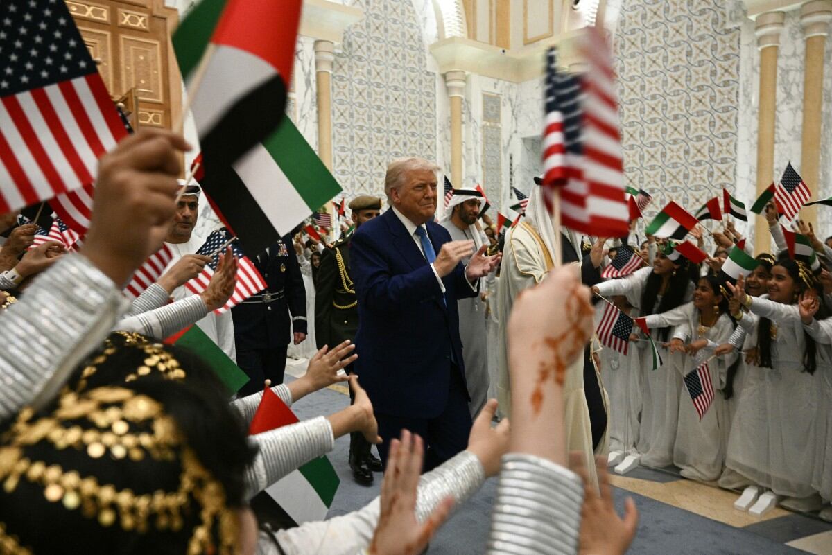 IMAGEN DESTACADA – El presidente de Estados Unidos, Donald Trump (izquierda), y su homólogo, el jeque Mohamed bin Zayed Al Nahyan, llegan al Qasr Al-Watan (Palacio de la Nación) en Abu Dabi, el 15 de mayo de 2025. Los Emiratos Árabes Unidos representan la tercera etapa de la gira de Trump por la región, que ya lo ha llevado a Arabia Saudita y Catar. (Foto: Brendan SMIALOWSKI / AFP)