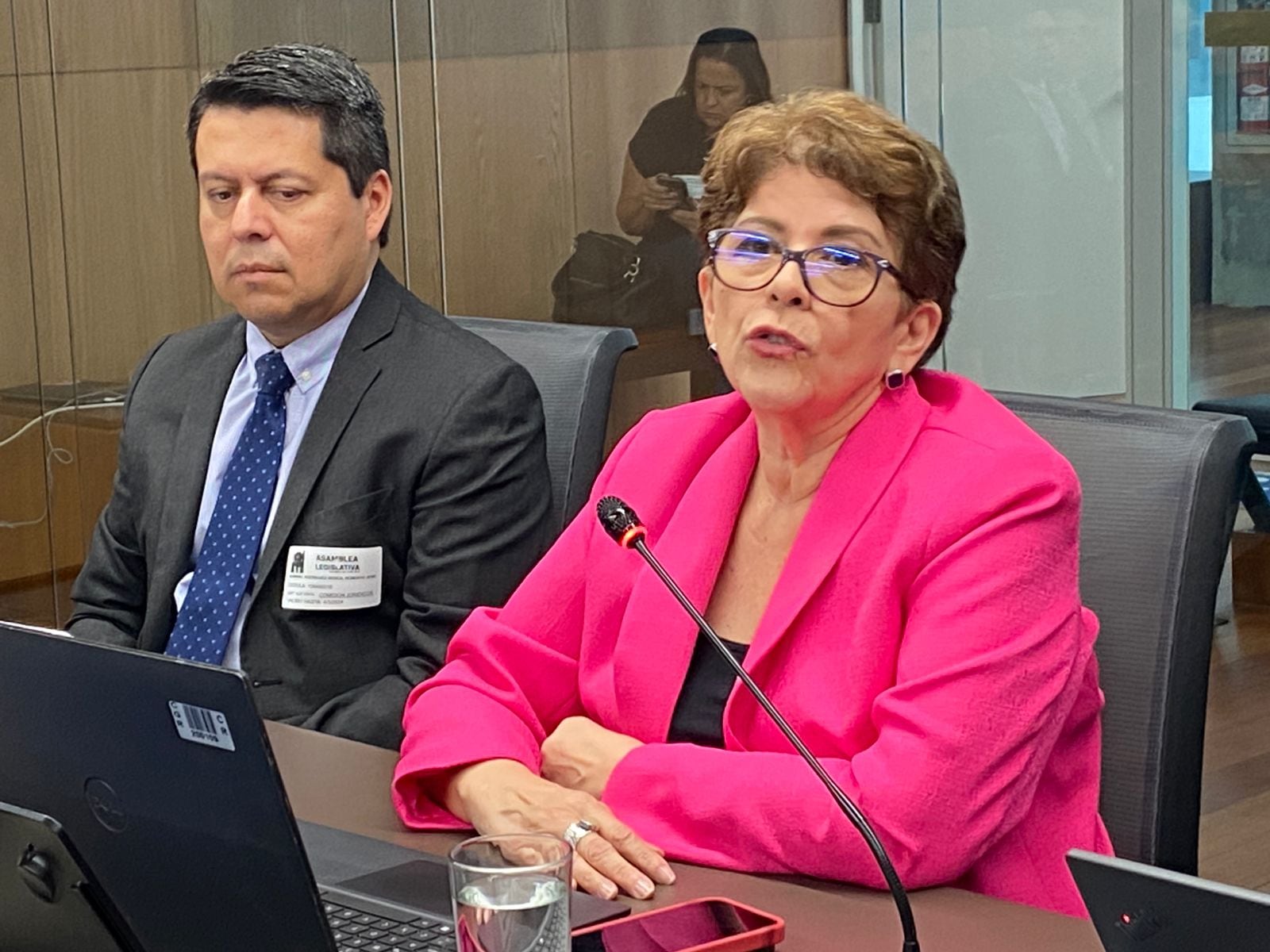 La contralora general de la República, Marta Acosta, aseguró que existen incongruencias entre la información la CGR ha analizado sobre Ciudad Gobierno y las afirmaciones del Poder Ejecutivo. La jerarca estuvo acompañada de Roberto Rodríguez, gerente de Contratación Pública del órgano contralor. Foto: Lucía Astorga