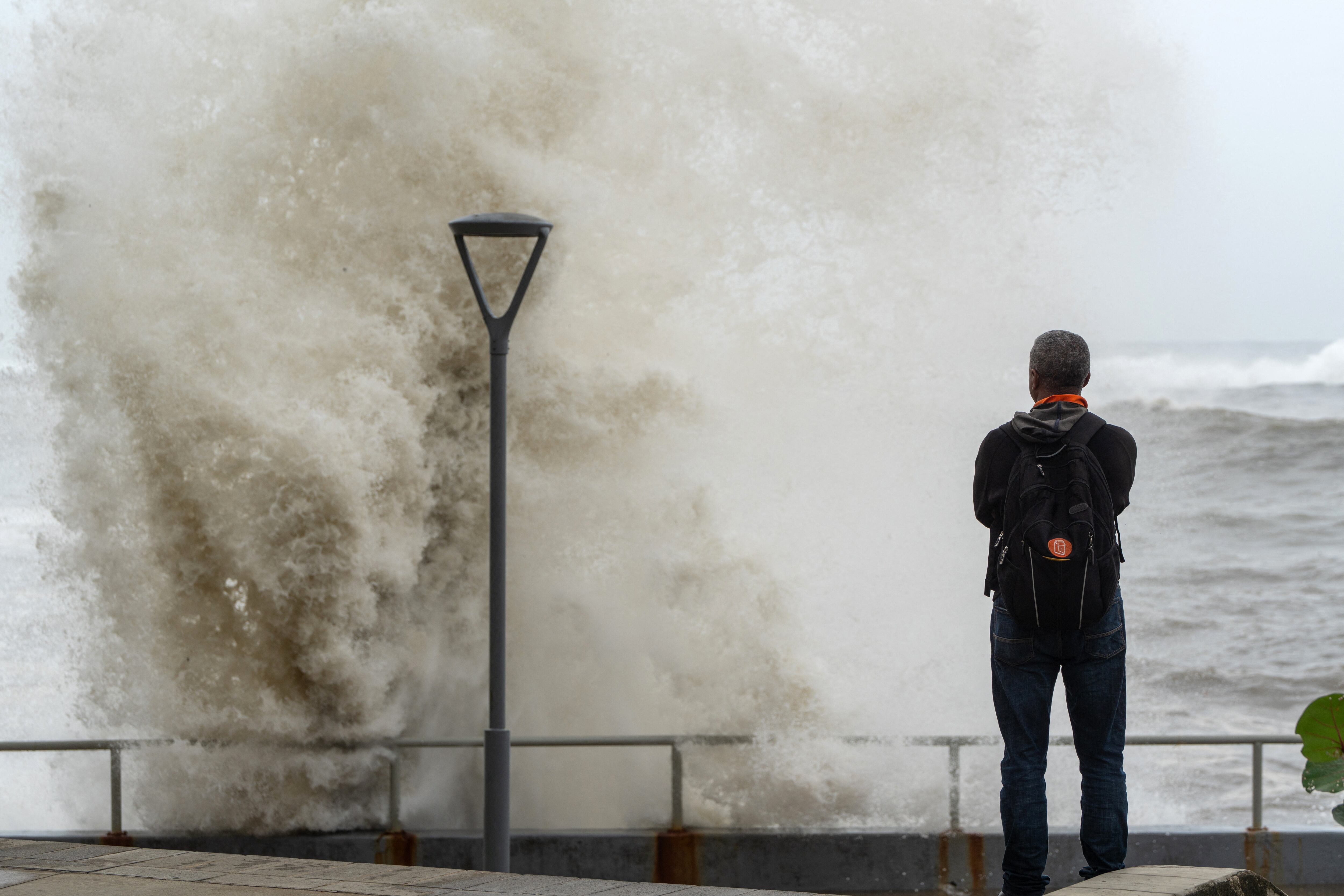 Las fuertes marejadas chocaban con el malecón en Santo Domingo, capital de República Dominicana producto de la fuerza del huracán Beryl. Foto: AFP